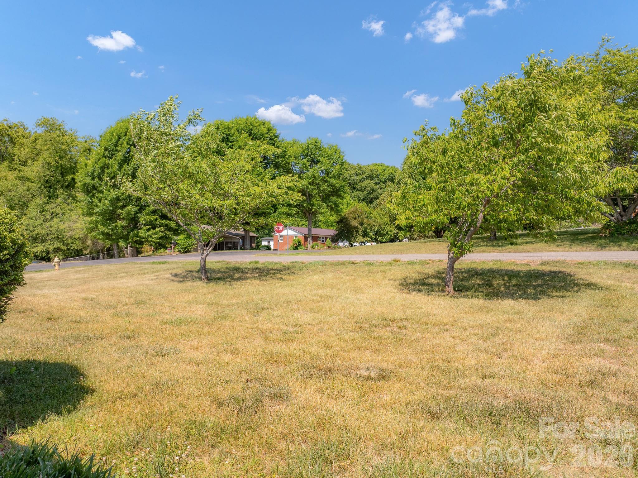 2101 LaMesa Court — Lenoir