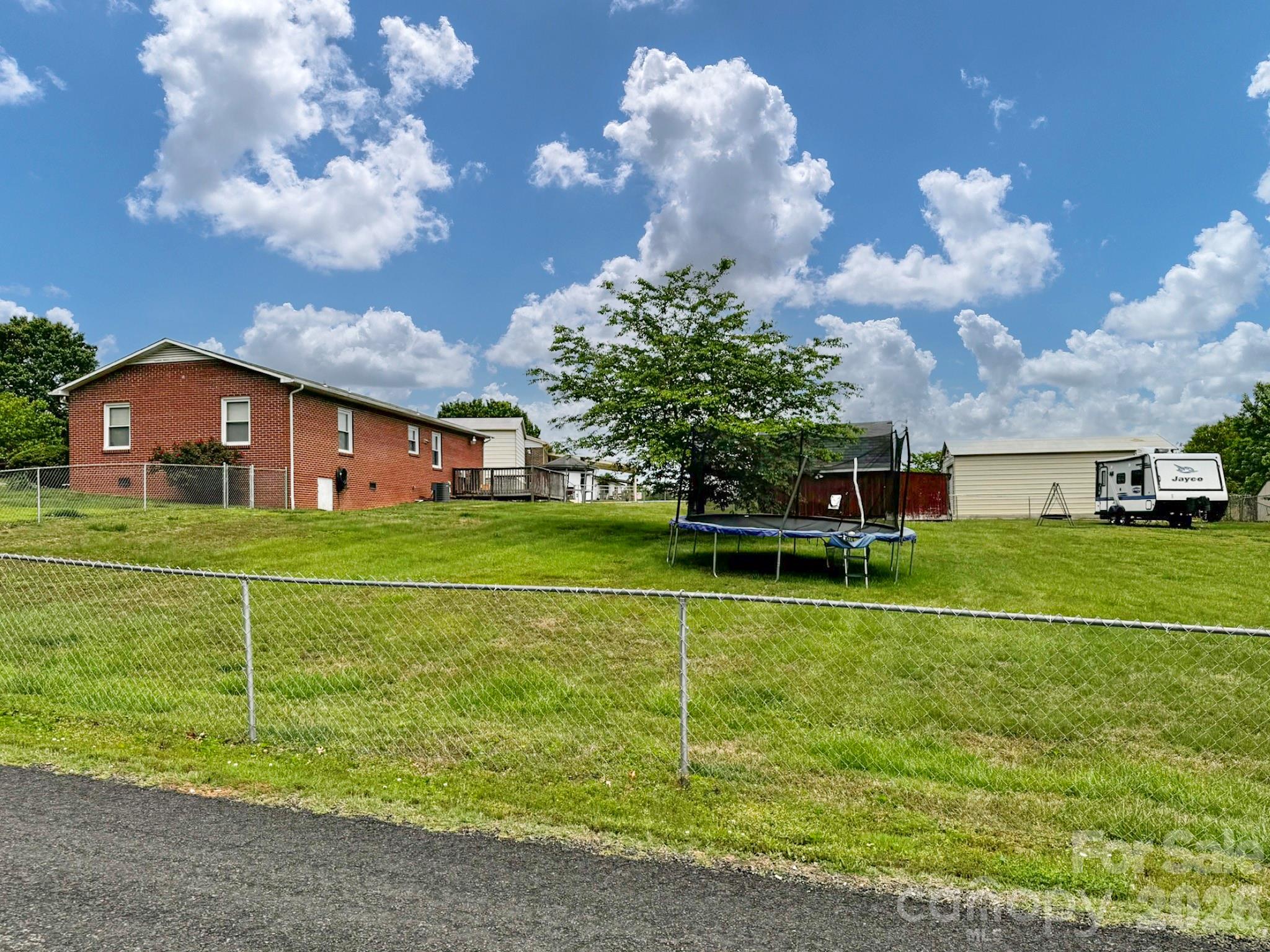 2101 LaMesa Court — Lenoir