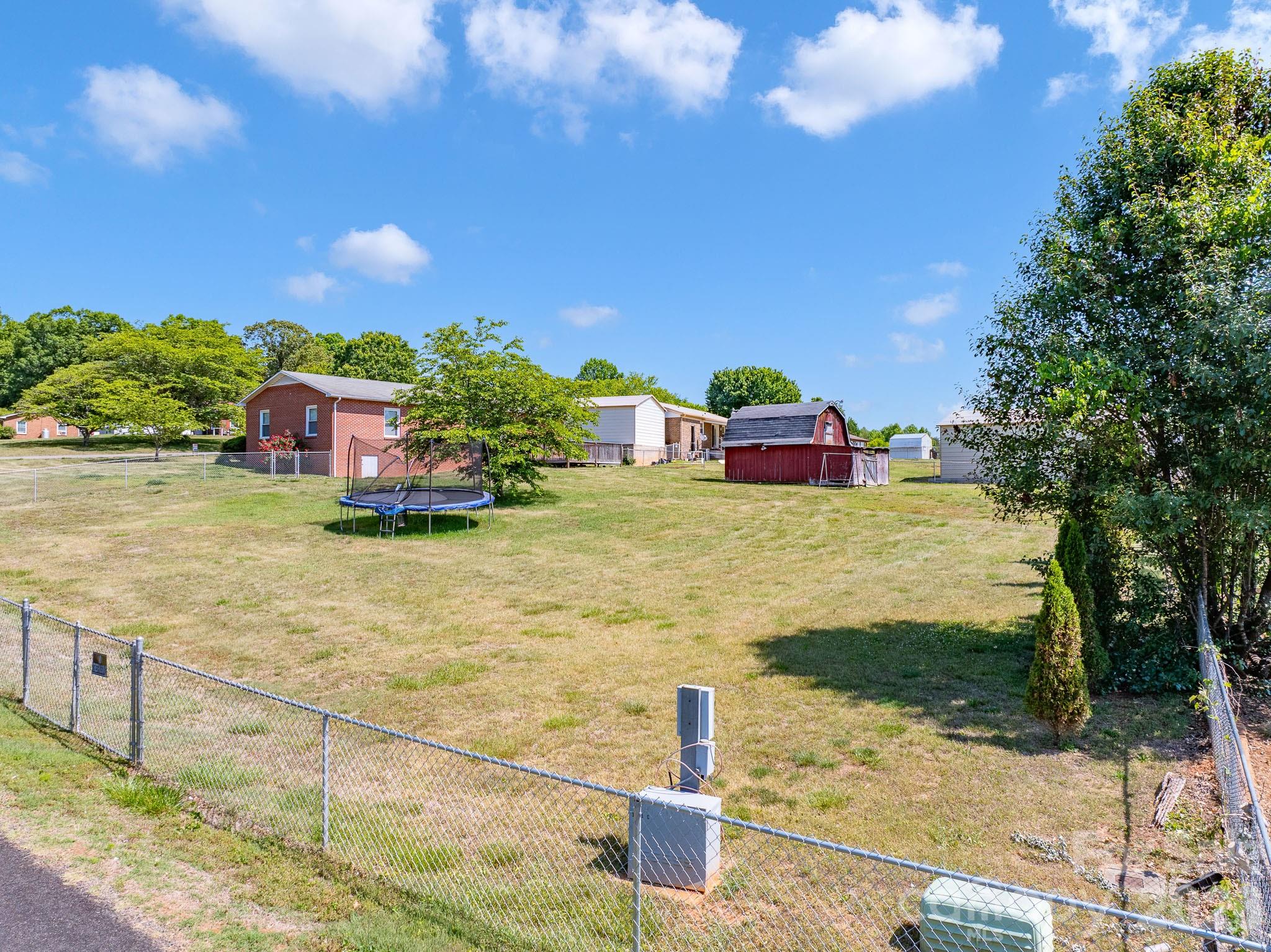 2101 LaMesa Court — Lenoir
