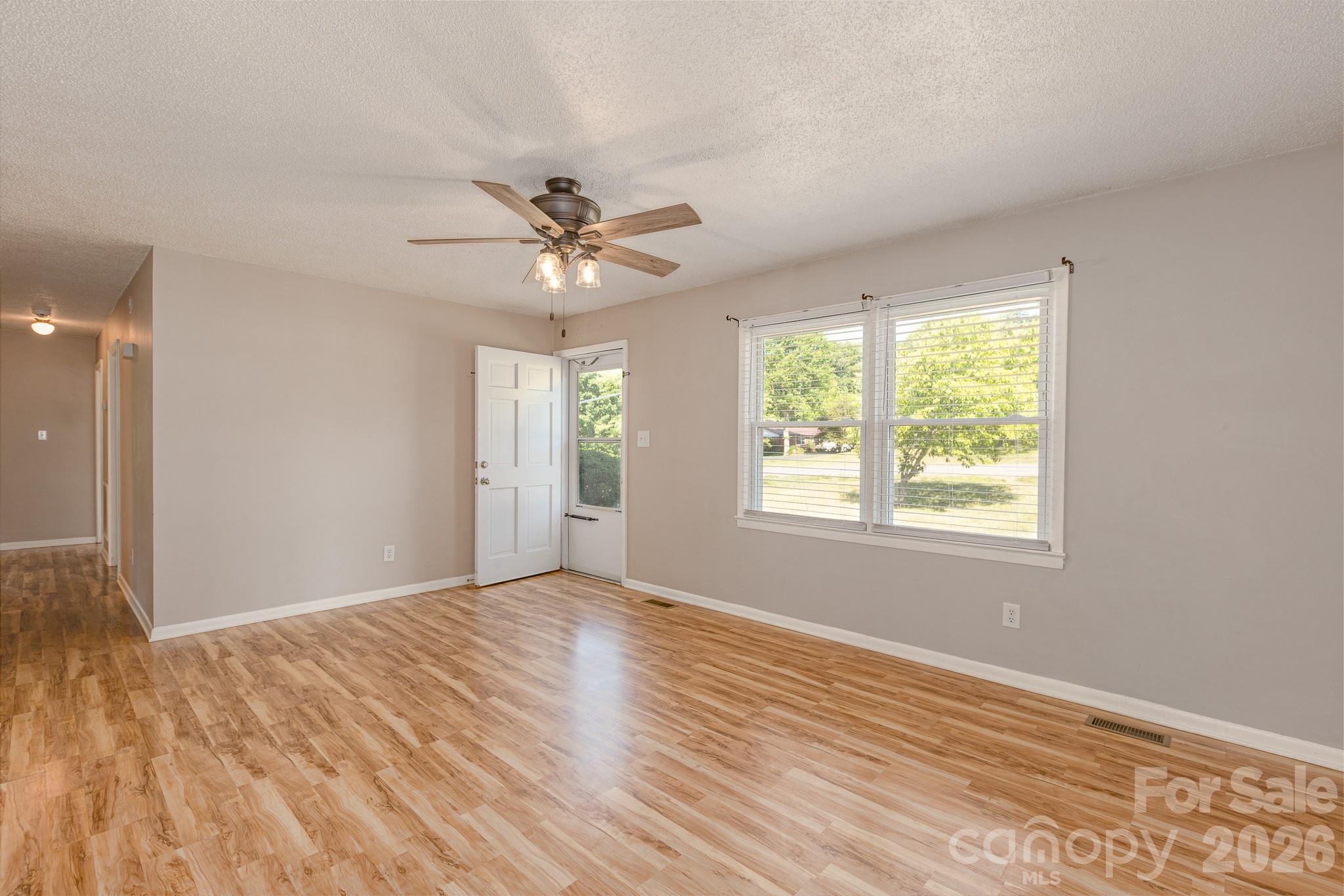 2101 LaMesa Court — Lenoir