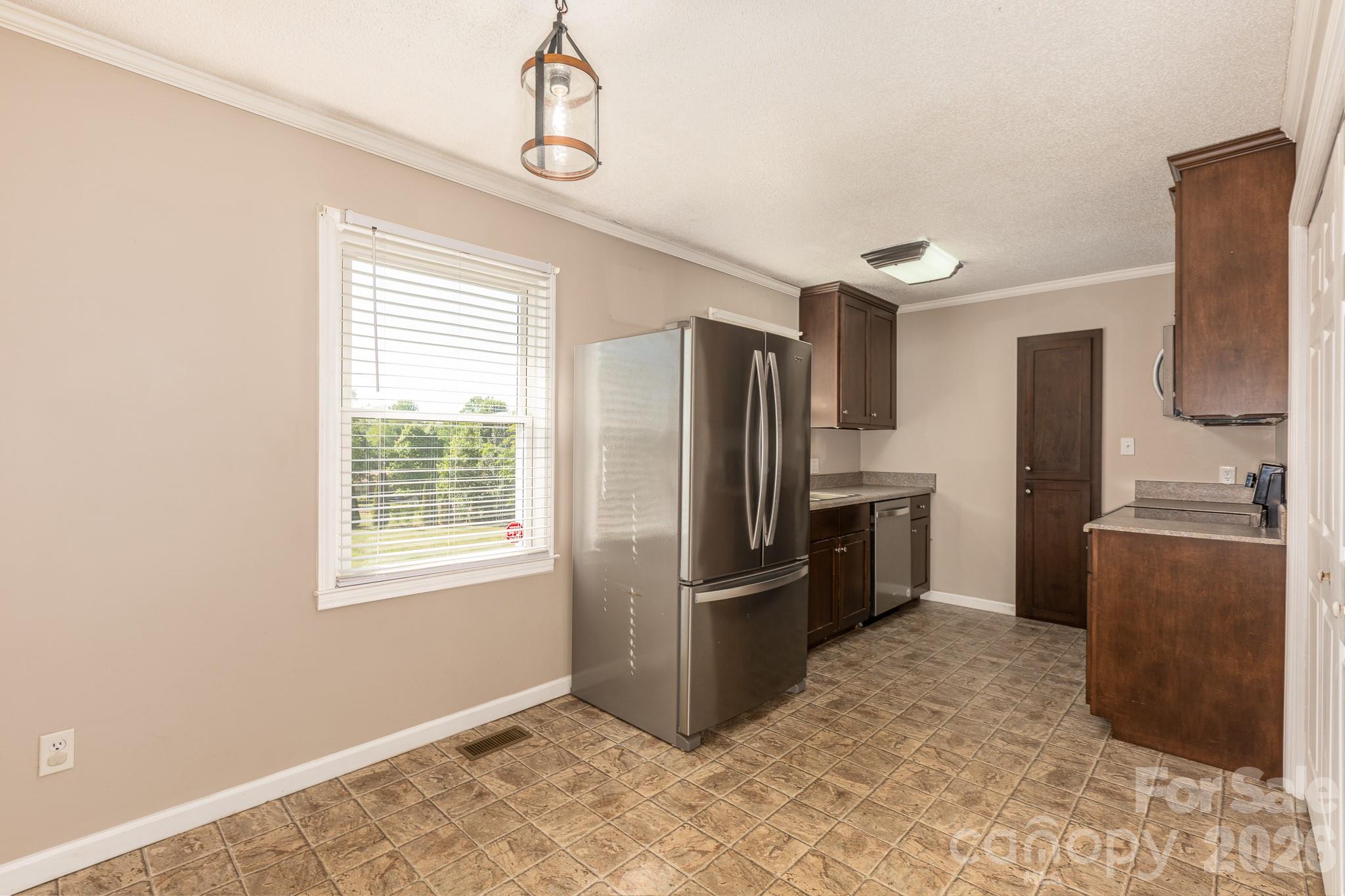 2101 LaMesa Court — Lenoir