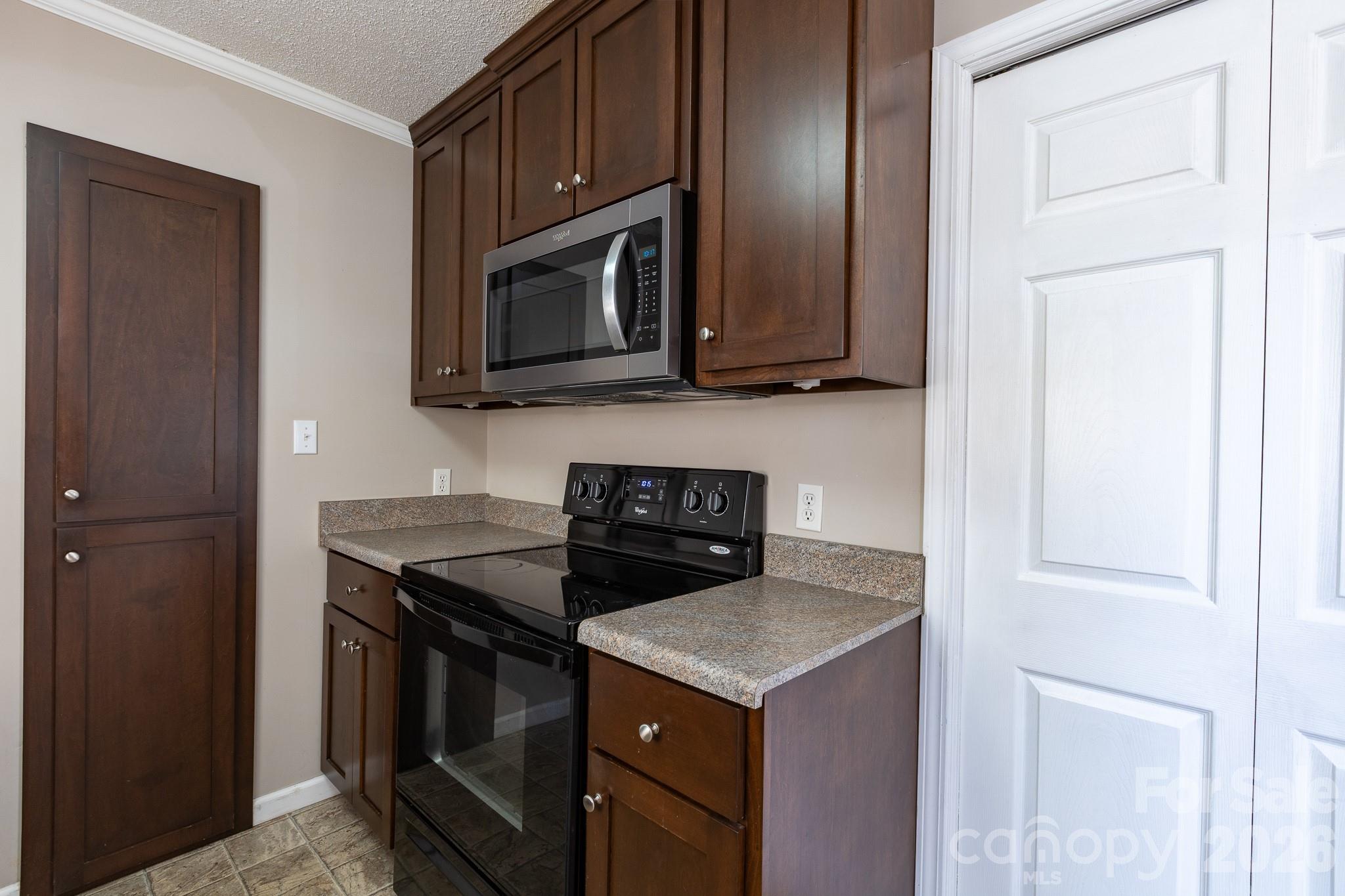 2101 LaMesa Court — Lenoir