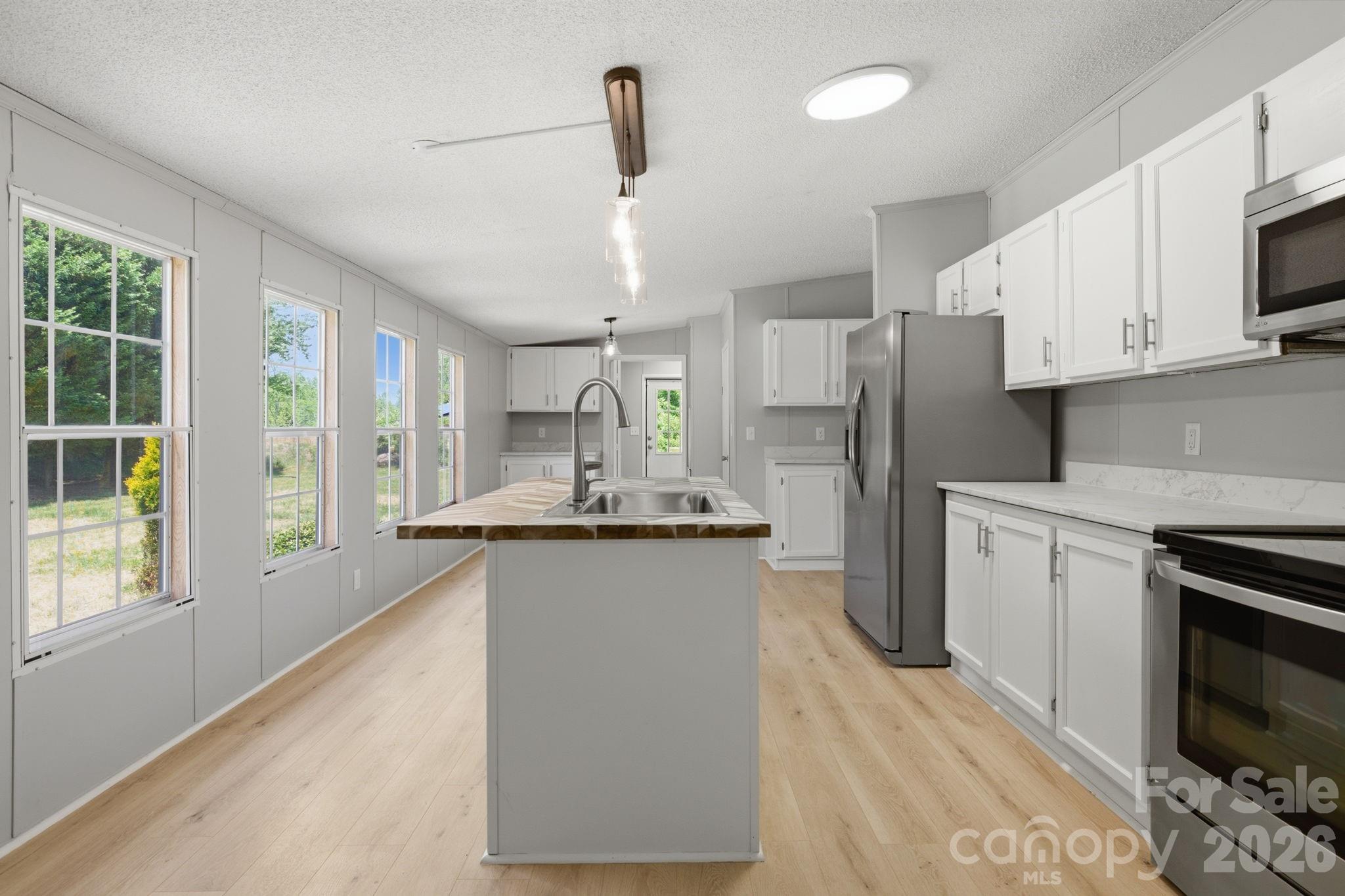 6490 Willow Road — Hendersonville