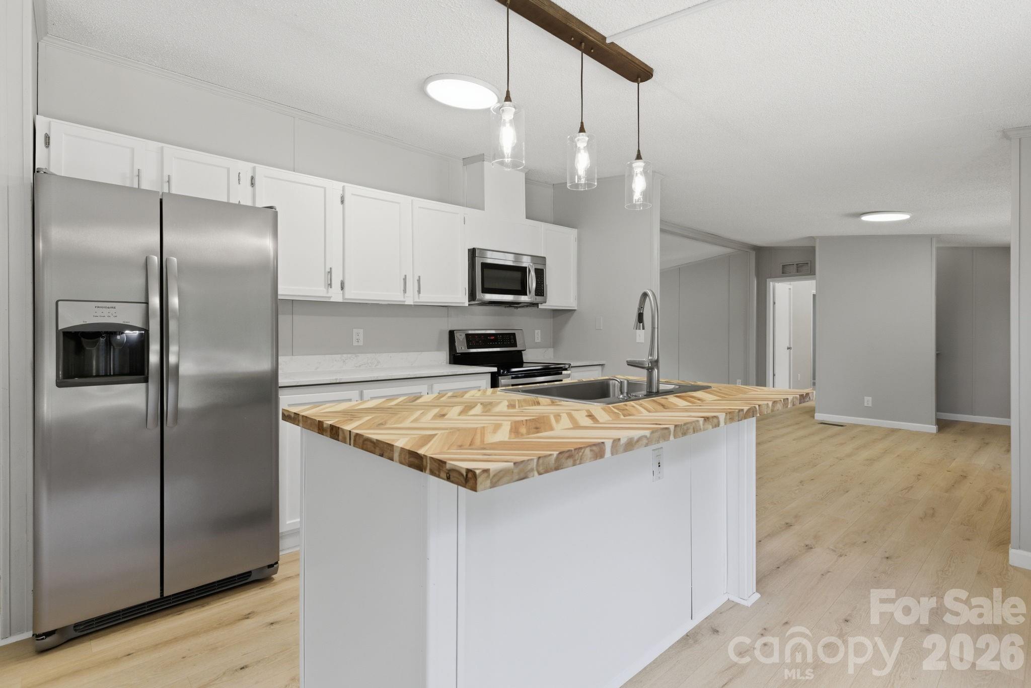 6490 Willow Road — Hendersonville