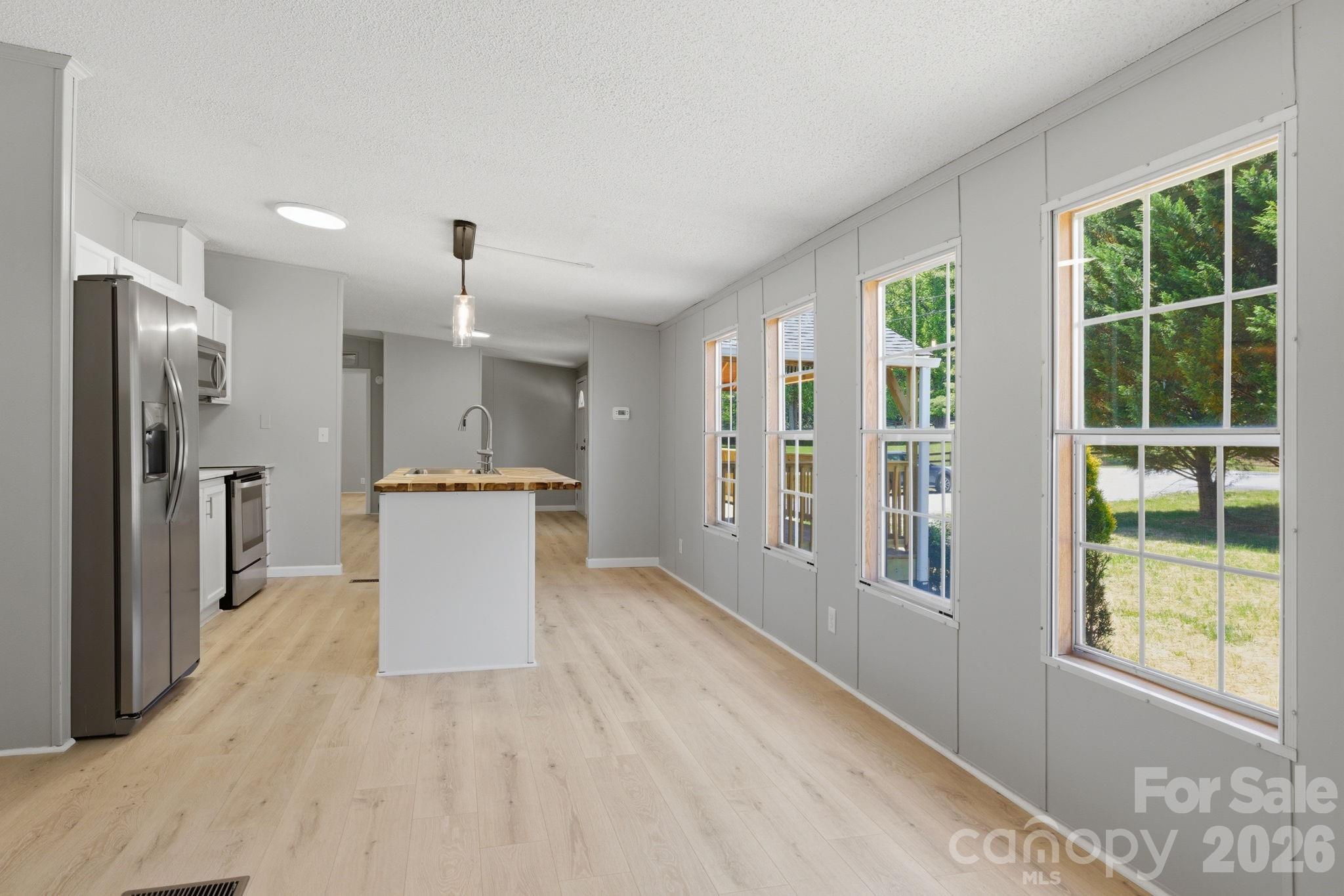 6490 Willow Road — Hendersonville