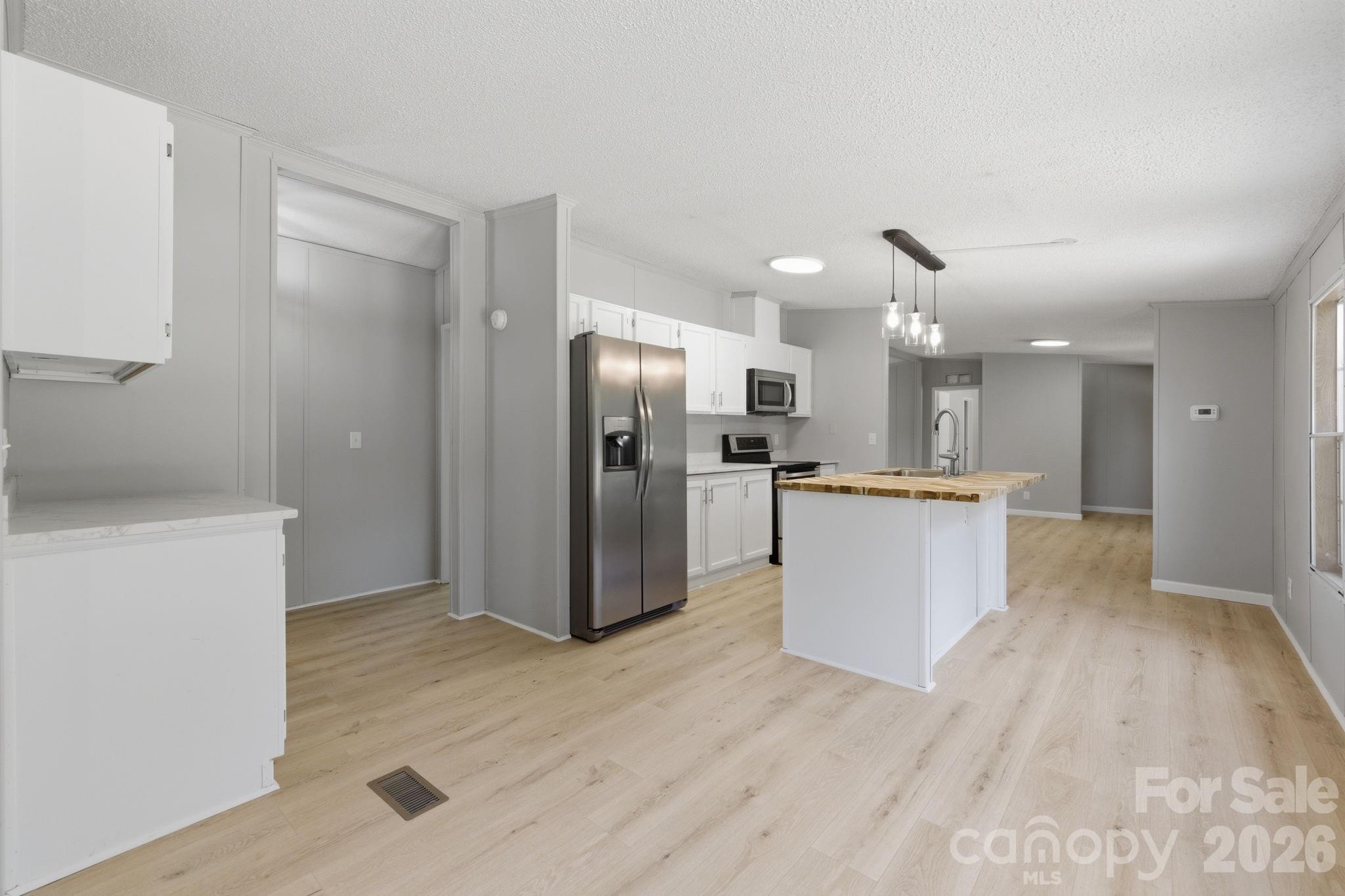 6490 Willow Road — Hendersonville