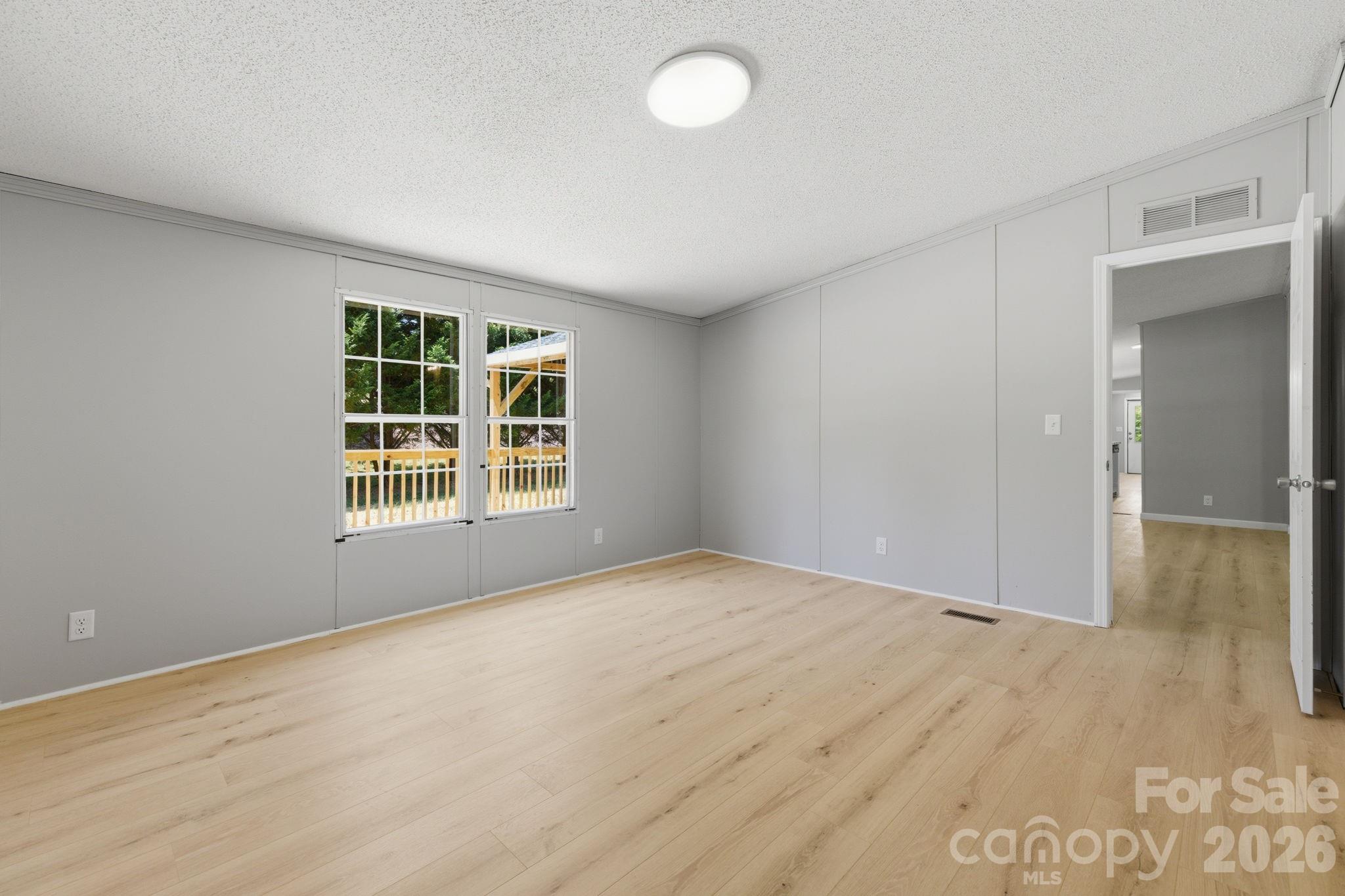 6490 Willow Road — Hendersonville