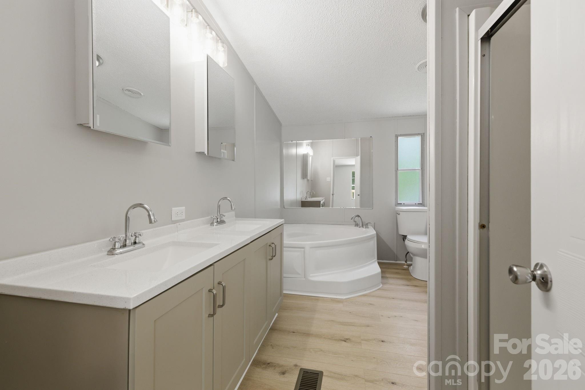 6490 Willow Road — Hendersonville