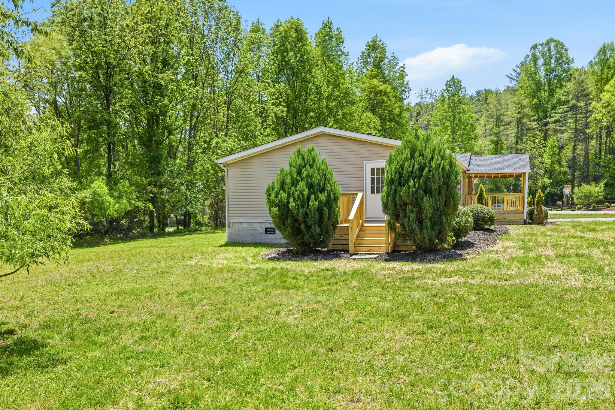 6490 Willow Road — Hendersonville