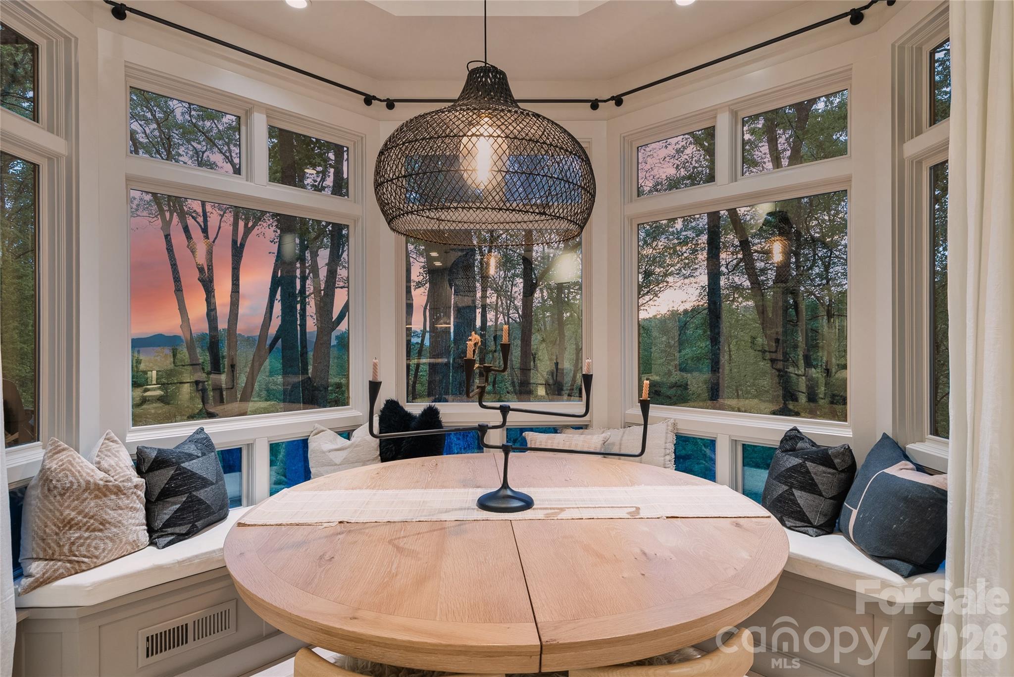 15 Hunters Way — Asheville