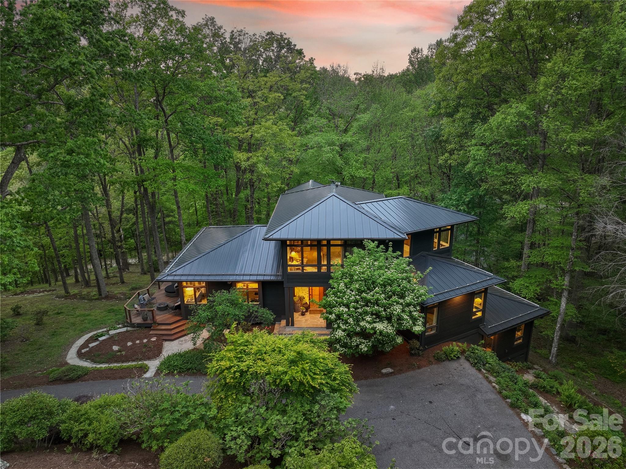 15 Hunters Way — Asheville