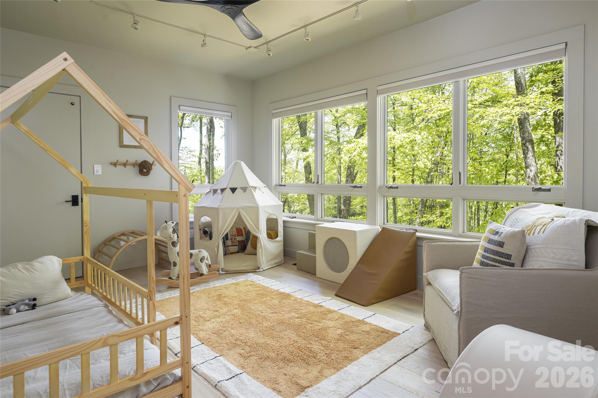 15 Hunters Way — Asheville