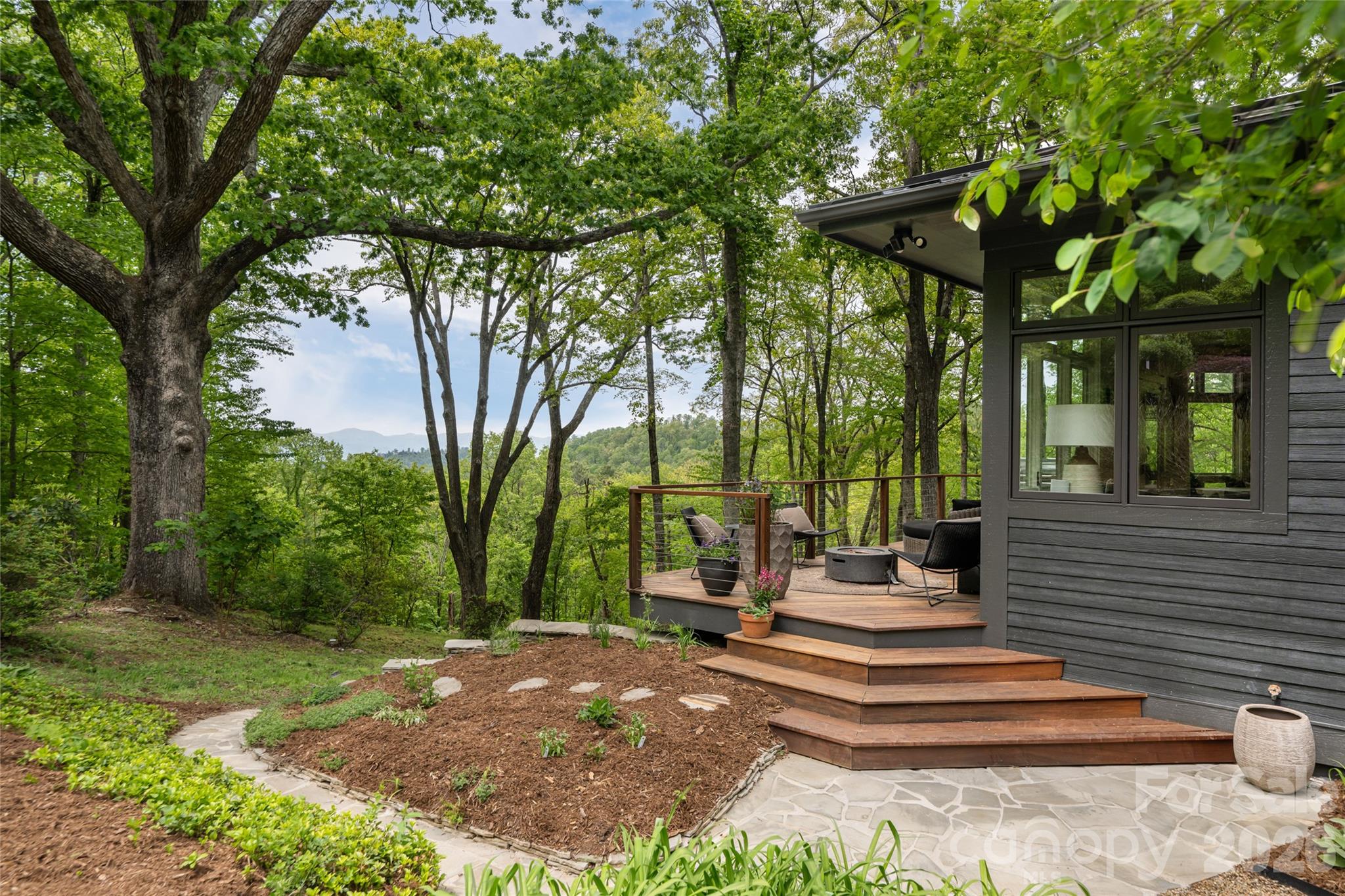 15 Hunters Way — Asheville