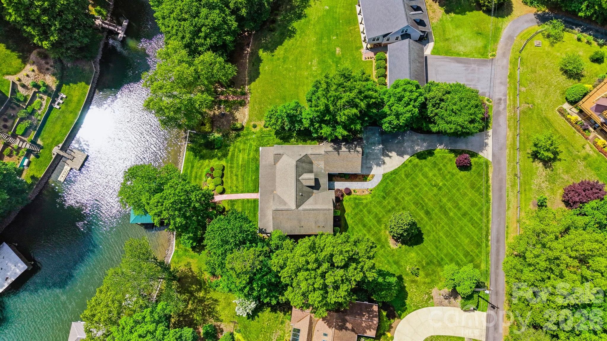 65 King Arthurs Court — Hickory