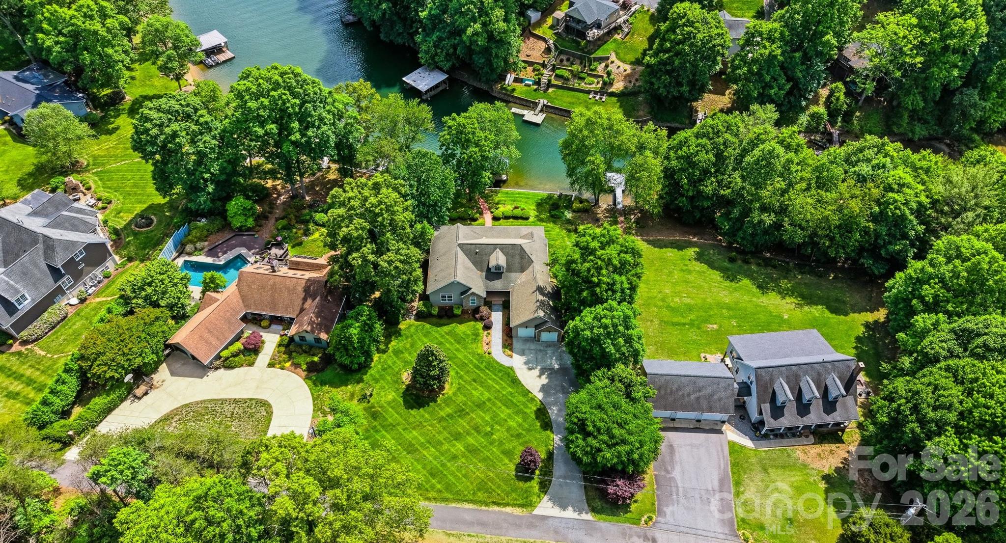 65 King Arthurs Court — Hickory