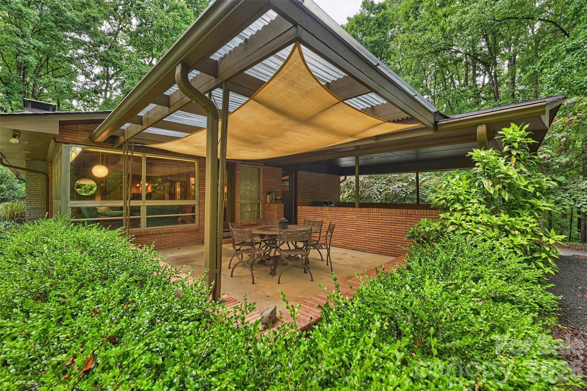 1916 Fair Forest Drive — Matthews
