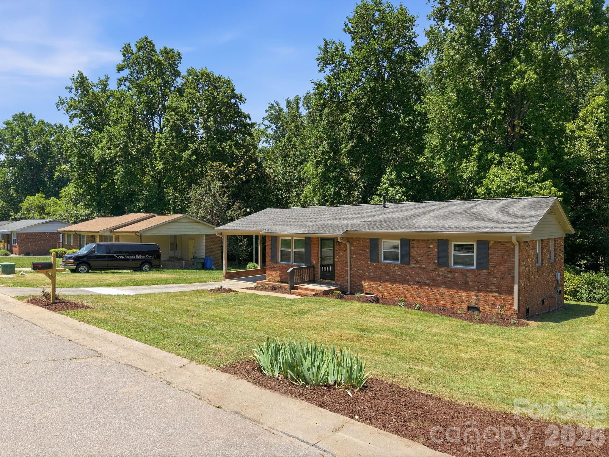 413 E Mclelland Avenue — Mooresville