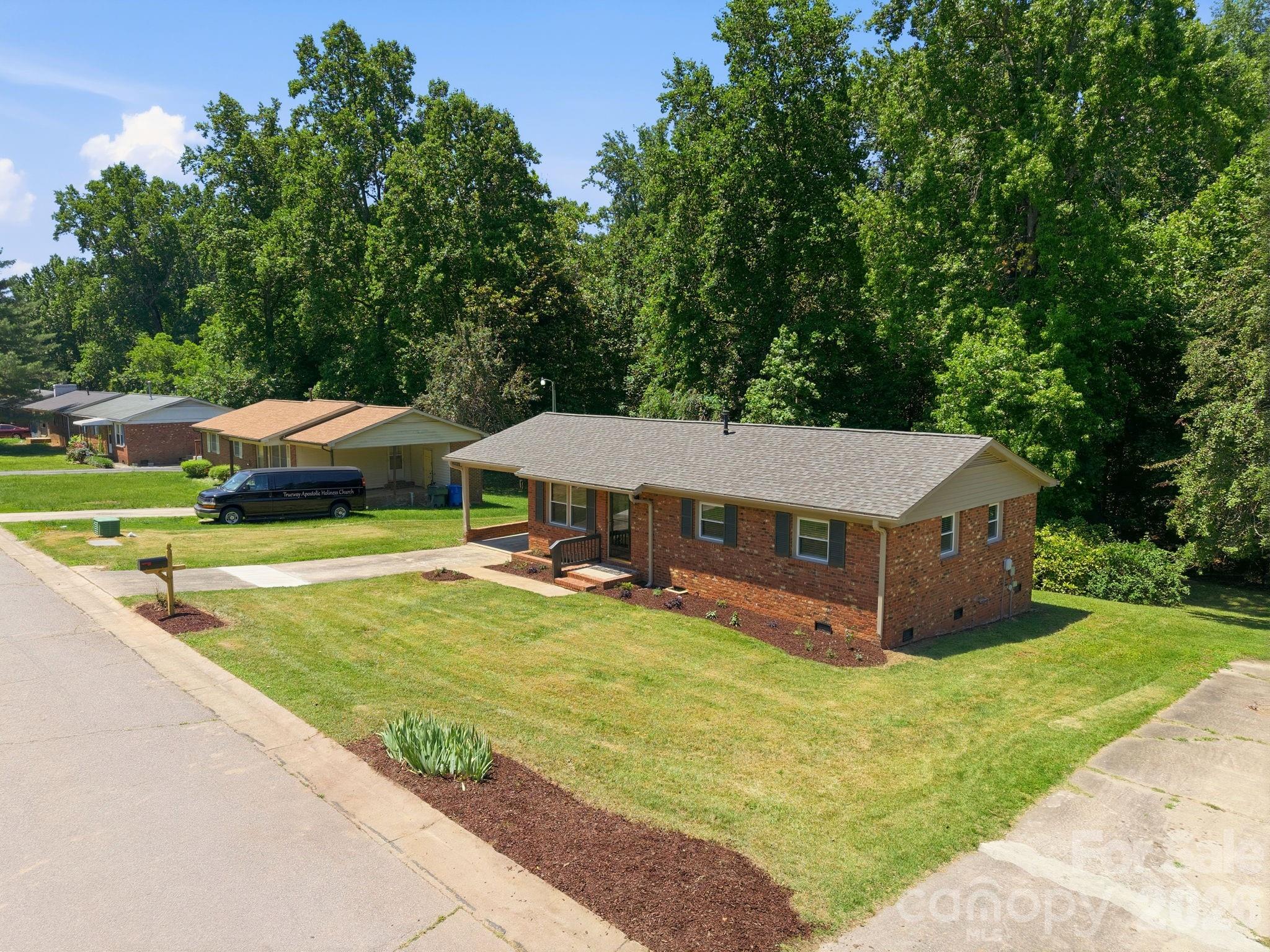 413 E Mclelland Avenue — Mooresville