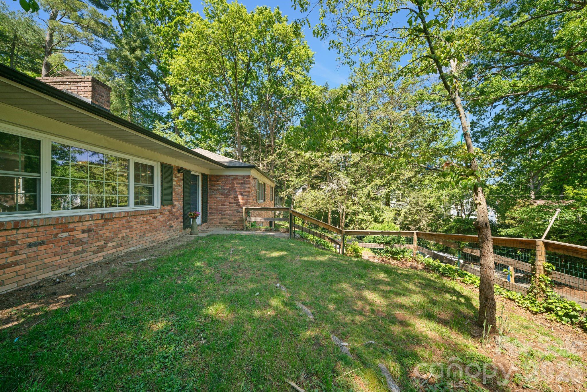 24 Warwick Place — Asheville