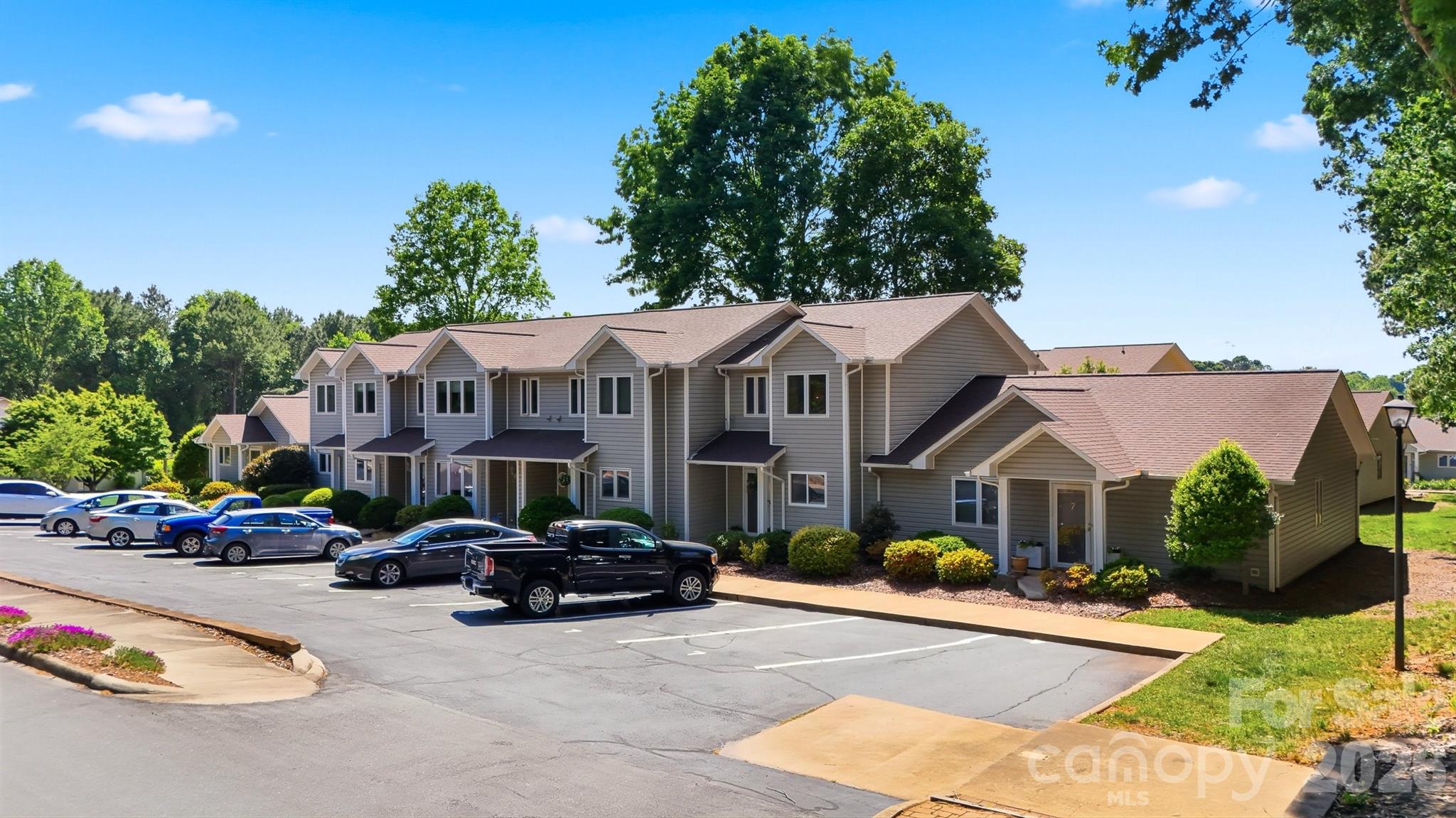 2675 White Oak Ct Extension — Claremont