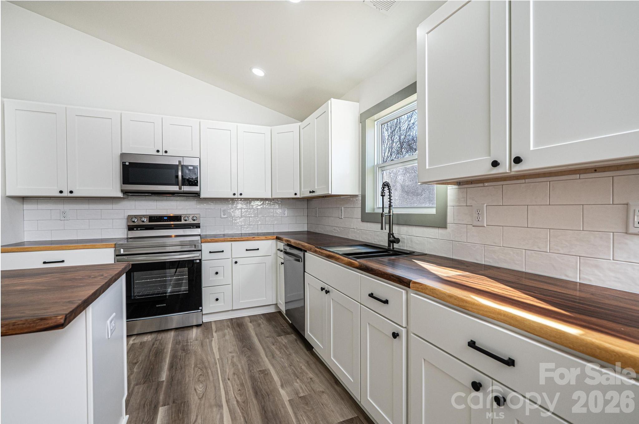 2020 Bailey Drive — Hickory