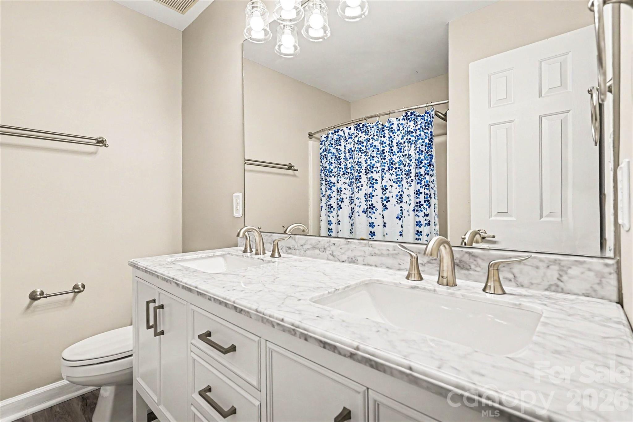 7068 Kidwelly Lane — Matthews