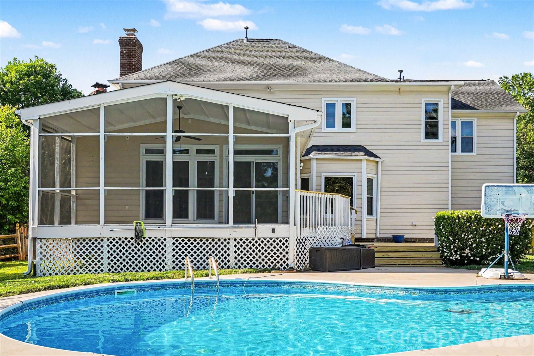 7068 Kidwelly Lane — Matthews
