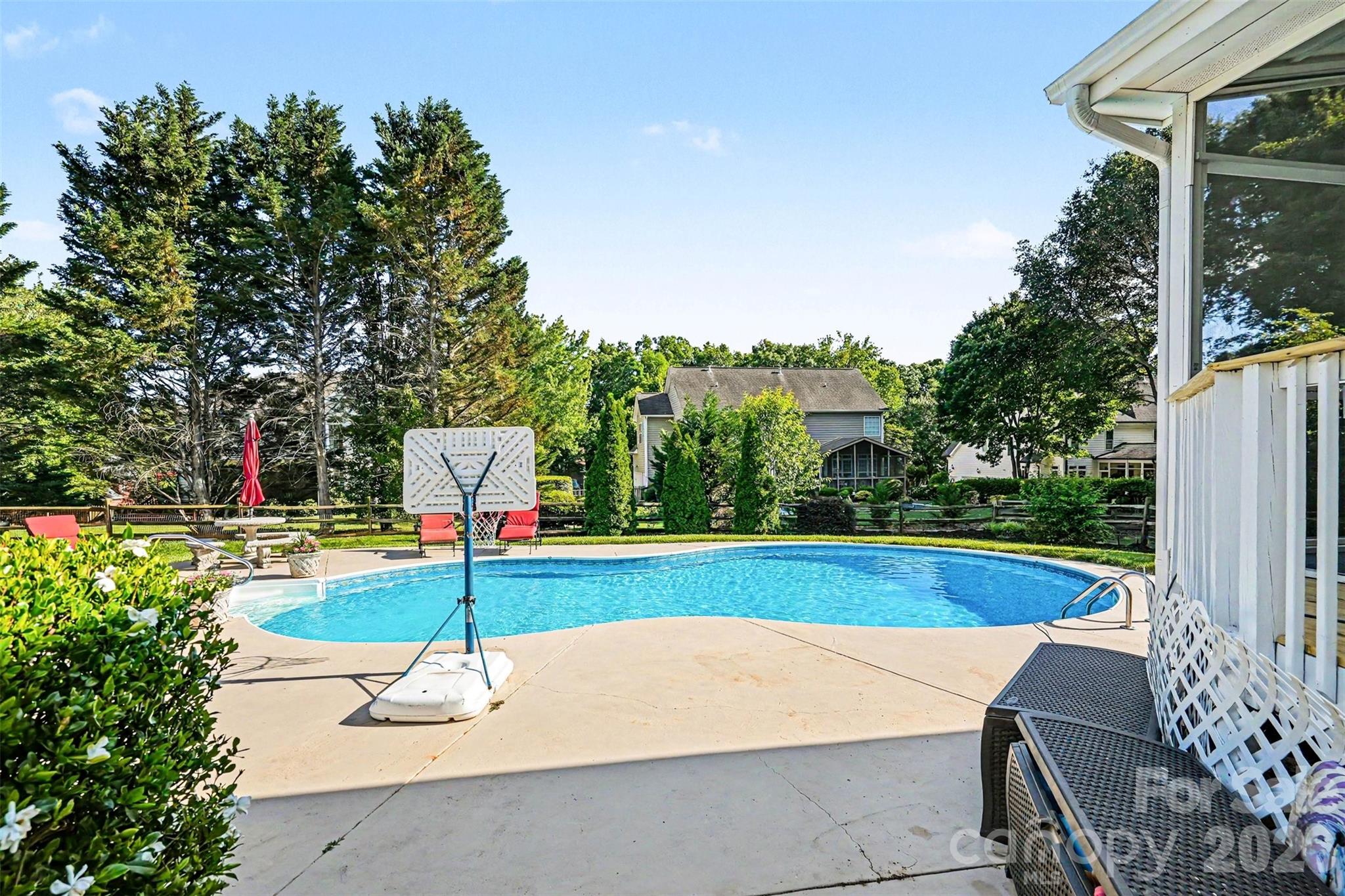 7068 Kidwelly Lane — Matthews