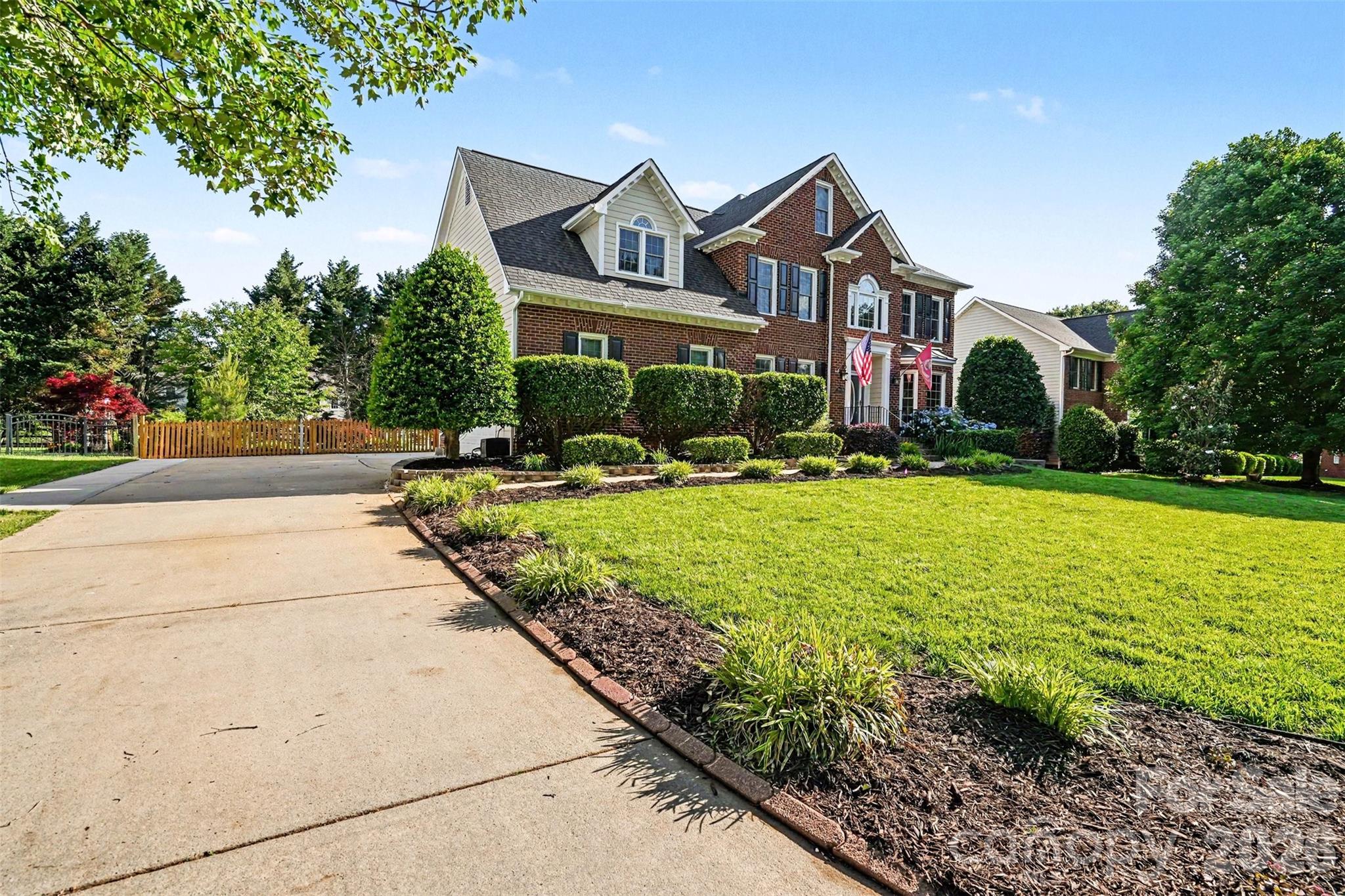 7068 Kidwelly Lane — Matthews
