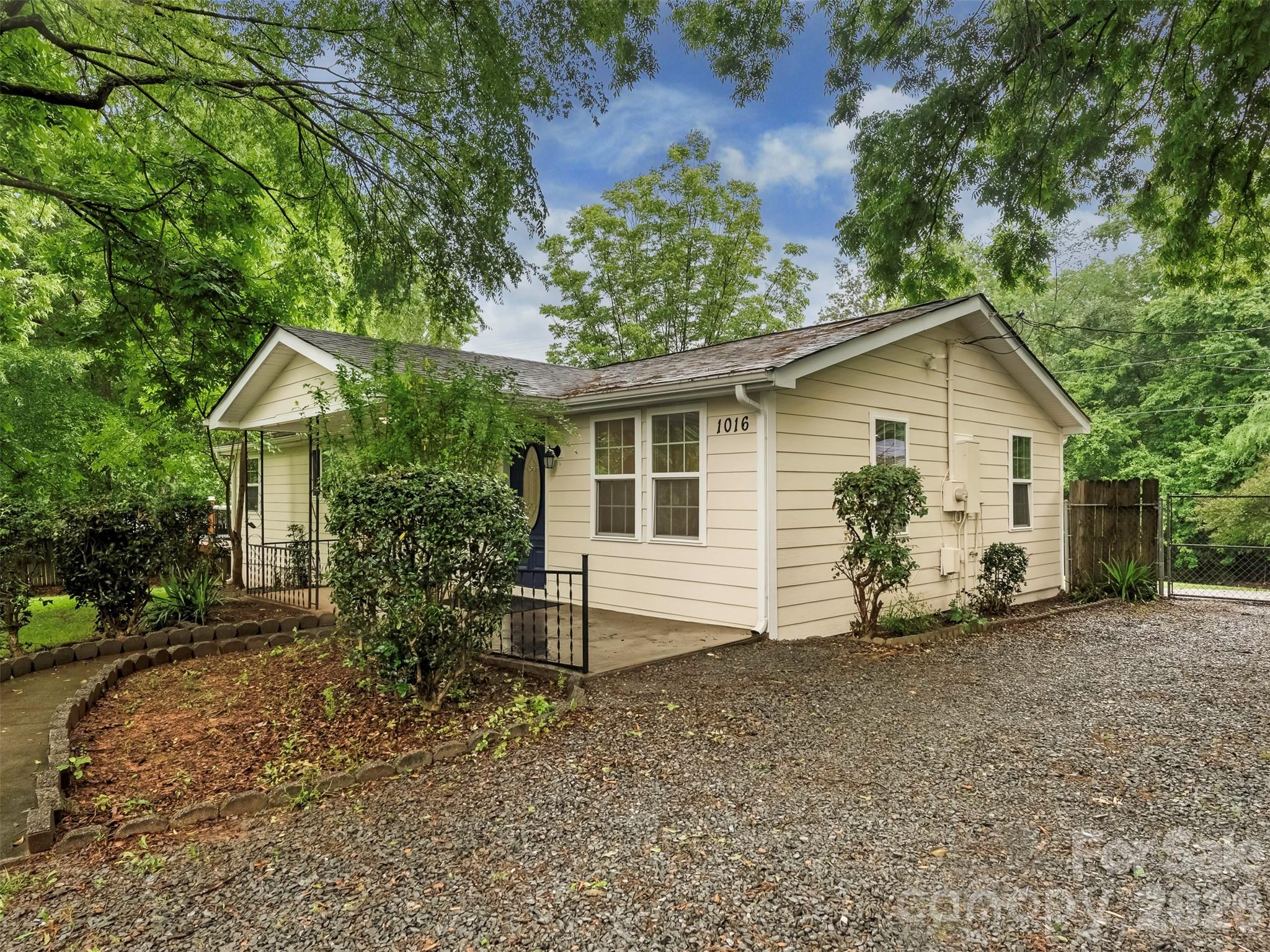 1016 Underwood Road — Matthews