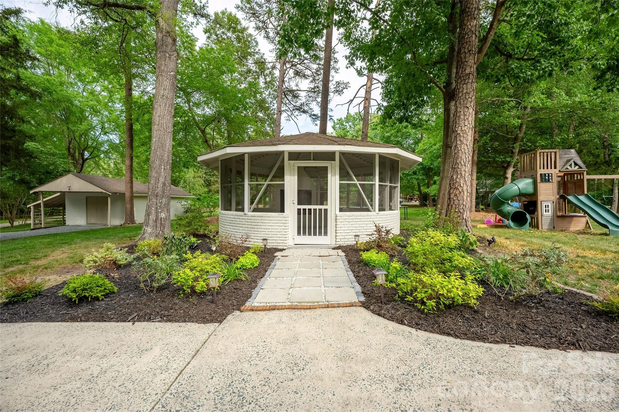 1800 Chestnut Lane — Matthews