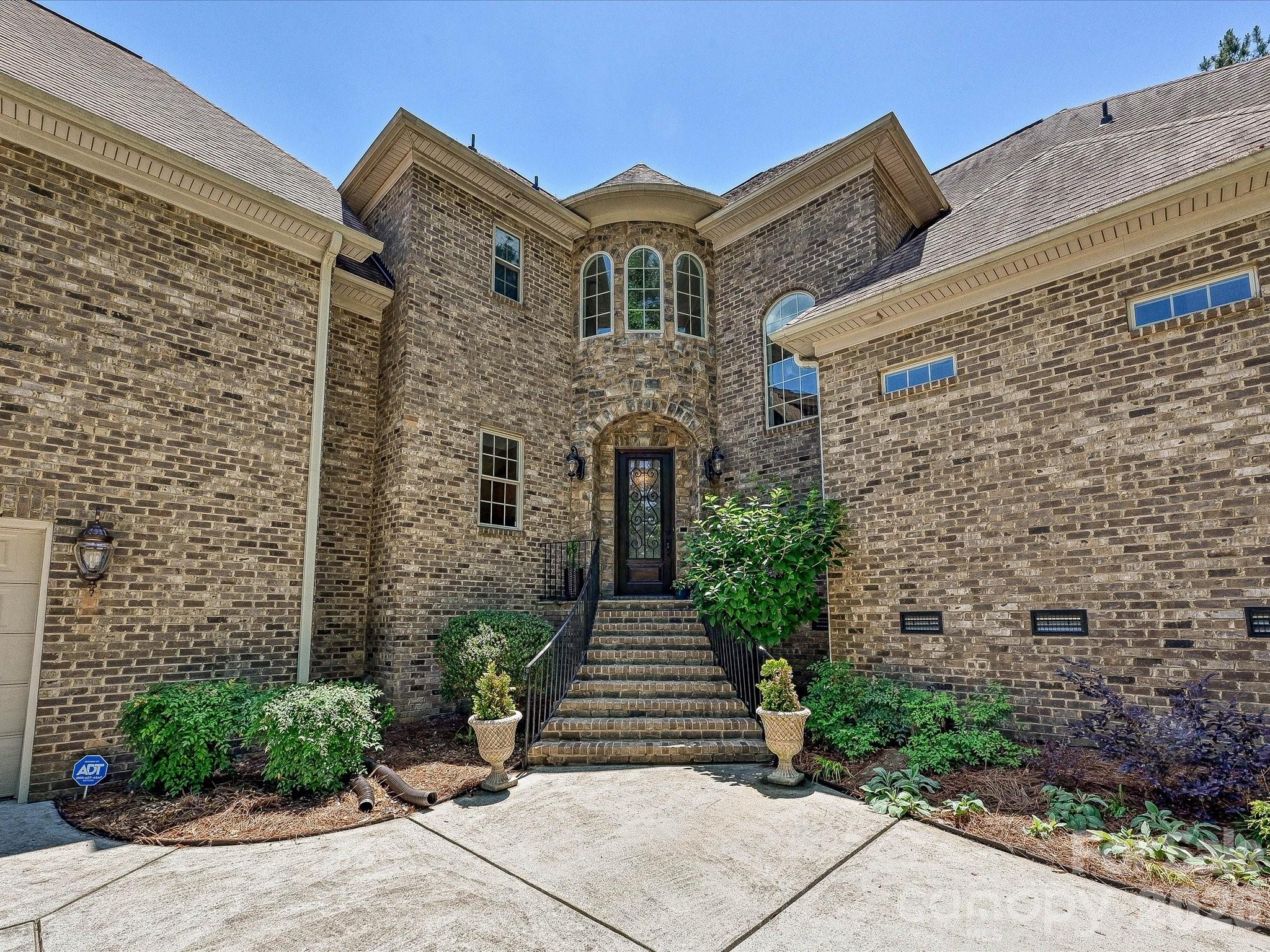 275 Palm Cove Way — York