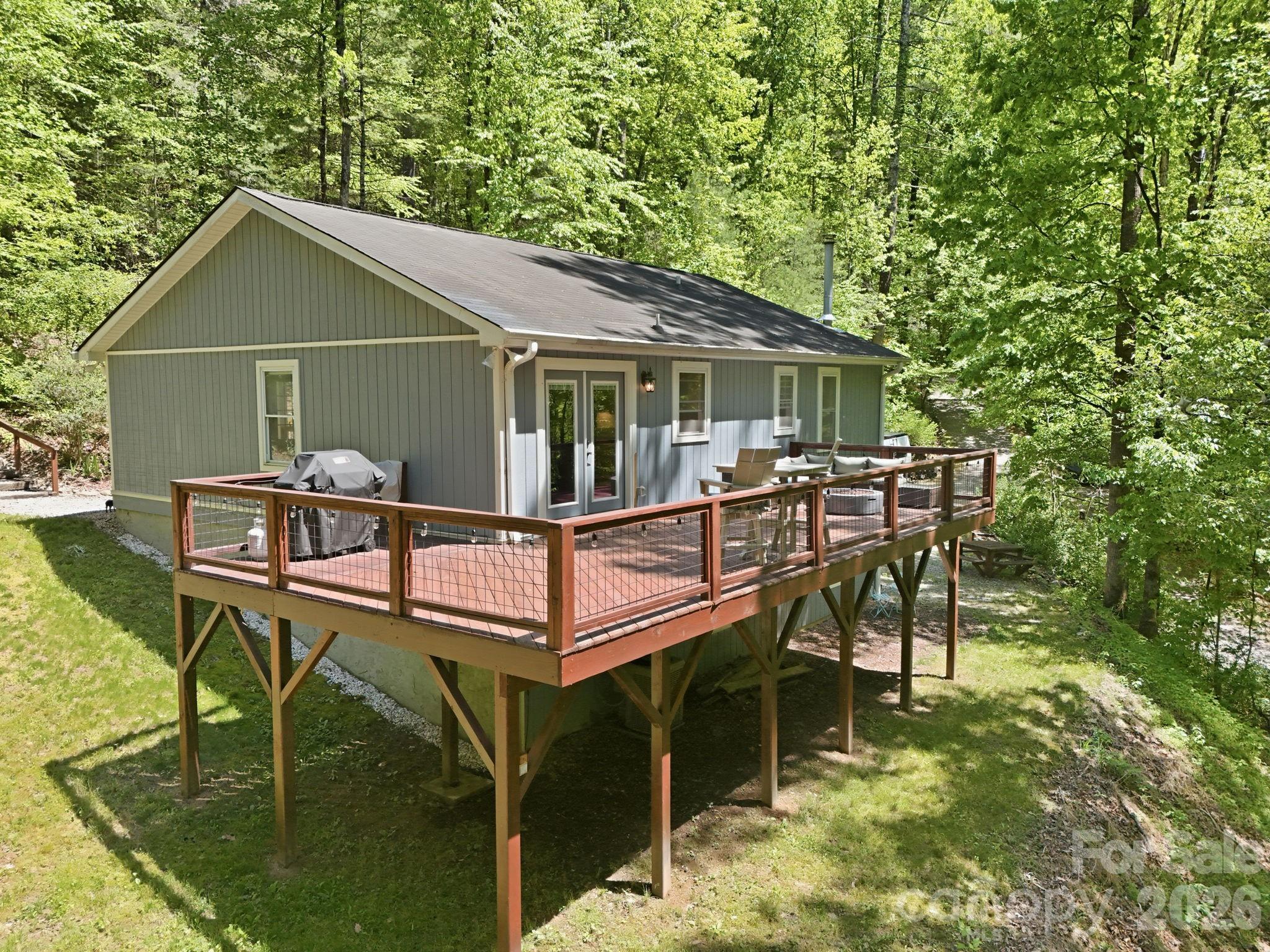 302 Rich Mountain Road — Flat Rock