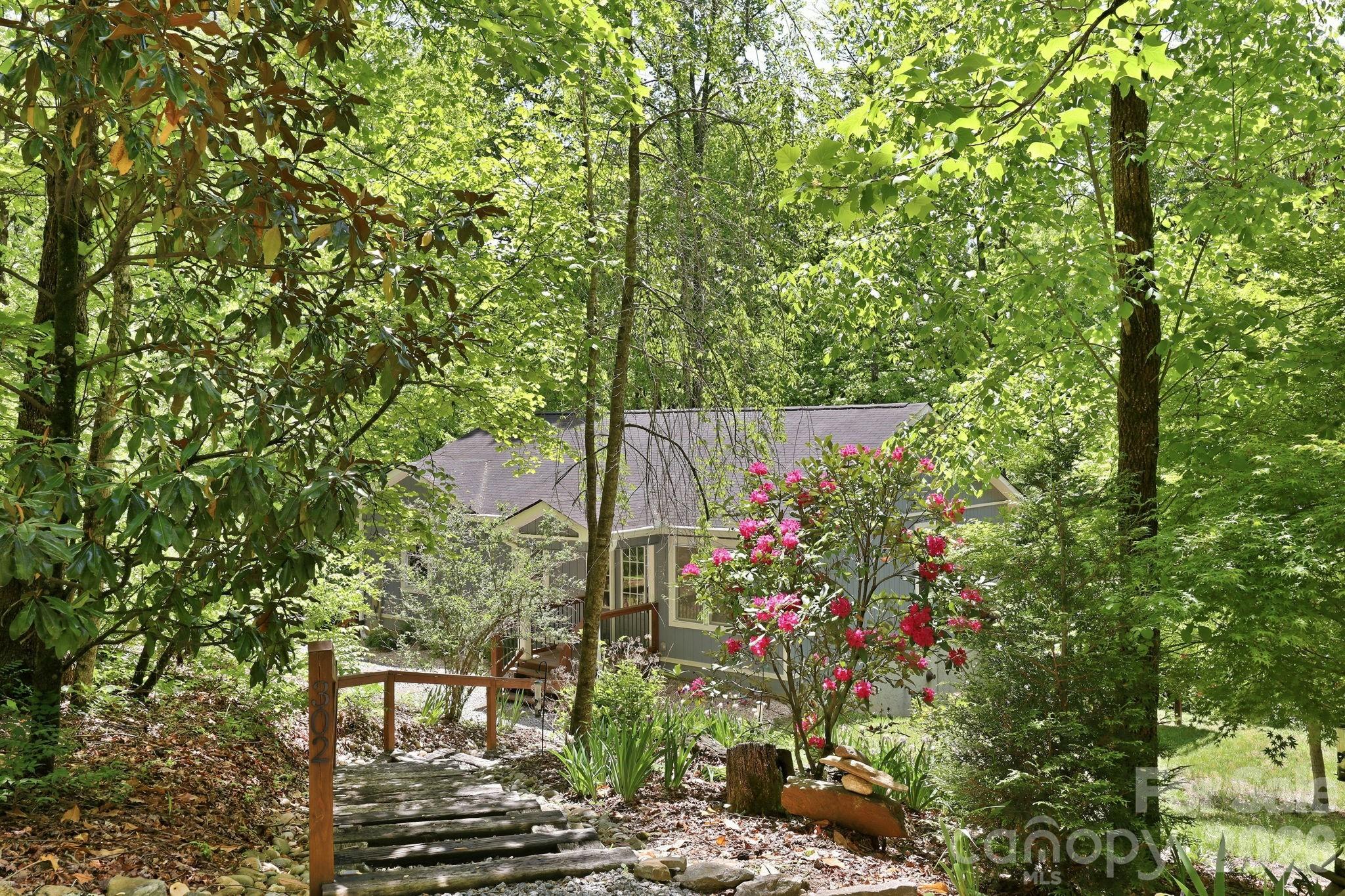 302 Rich Mountain Road — Flat Rock