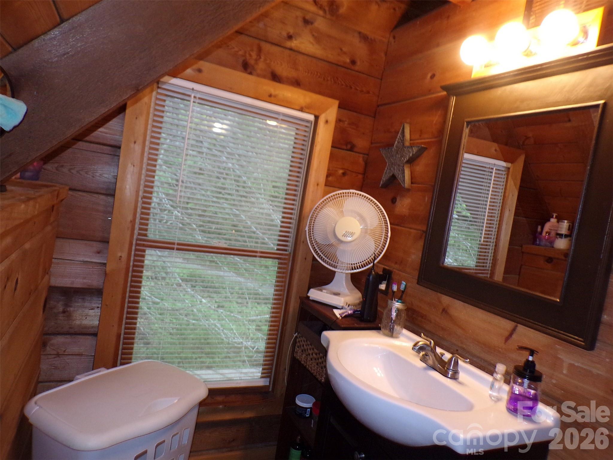 216 Paradise Road — Hendersonville