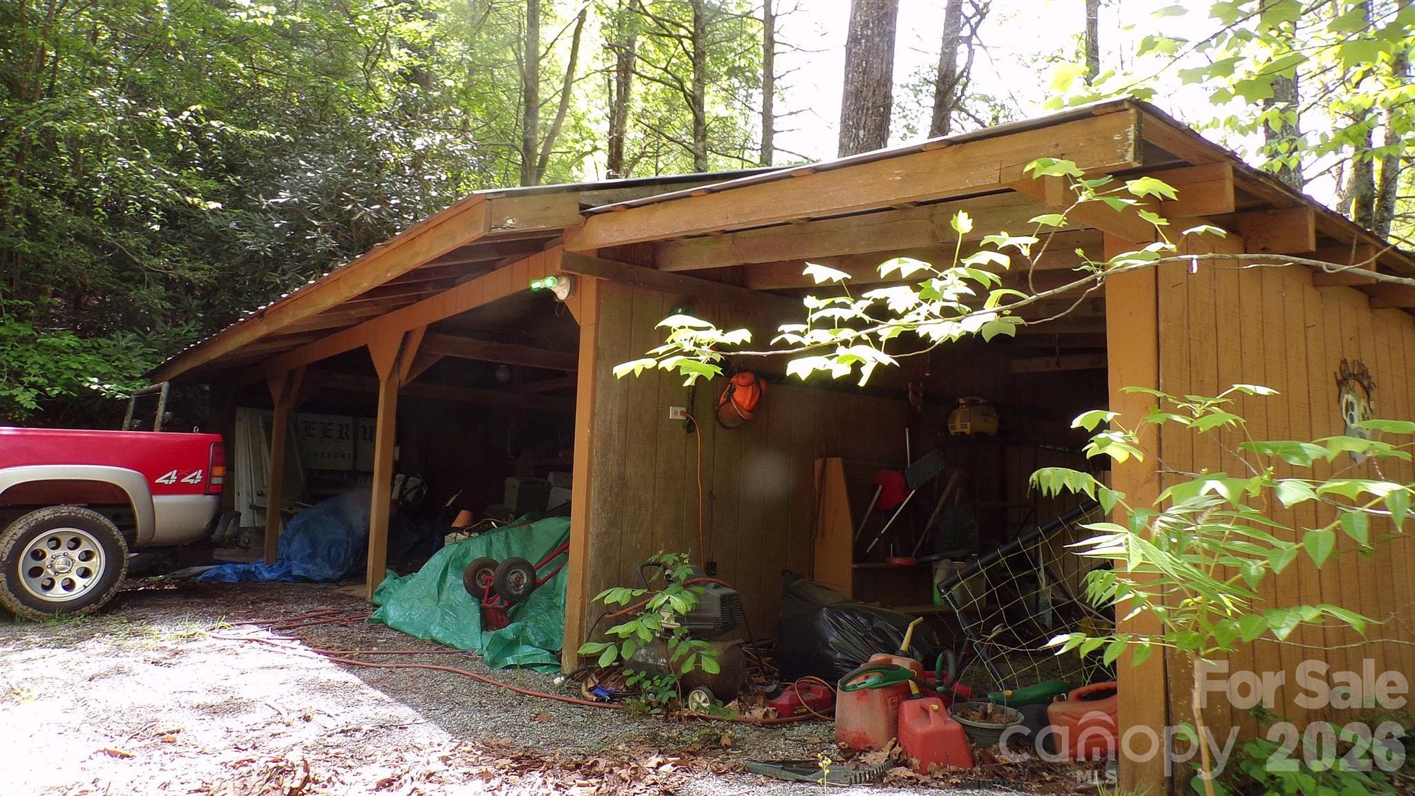 216 Paradise Road — Hendersonville