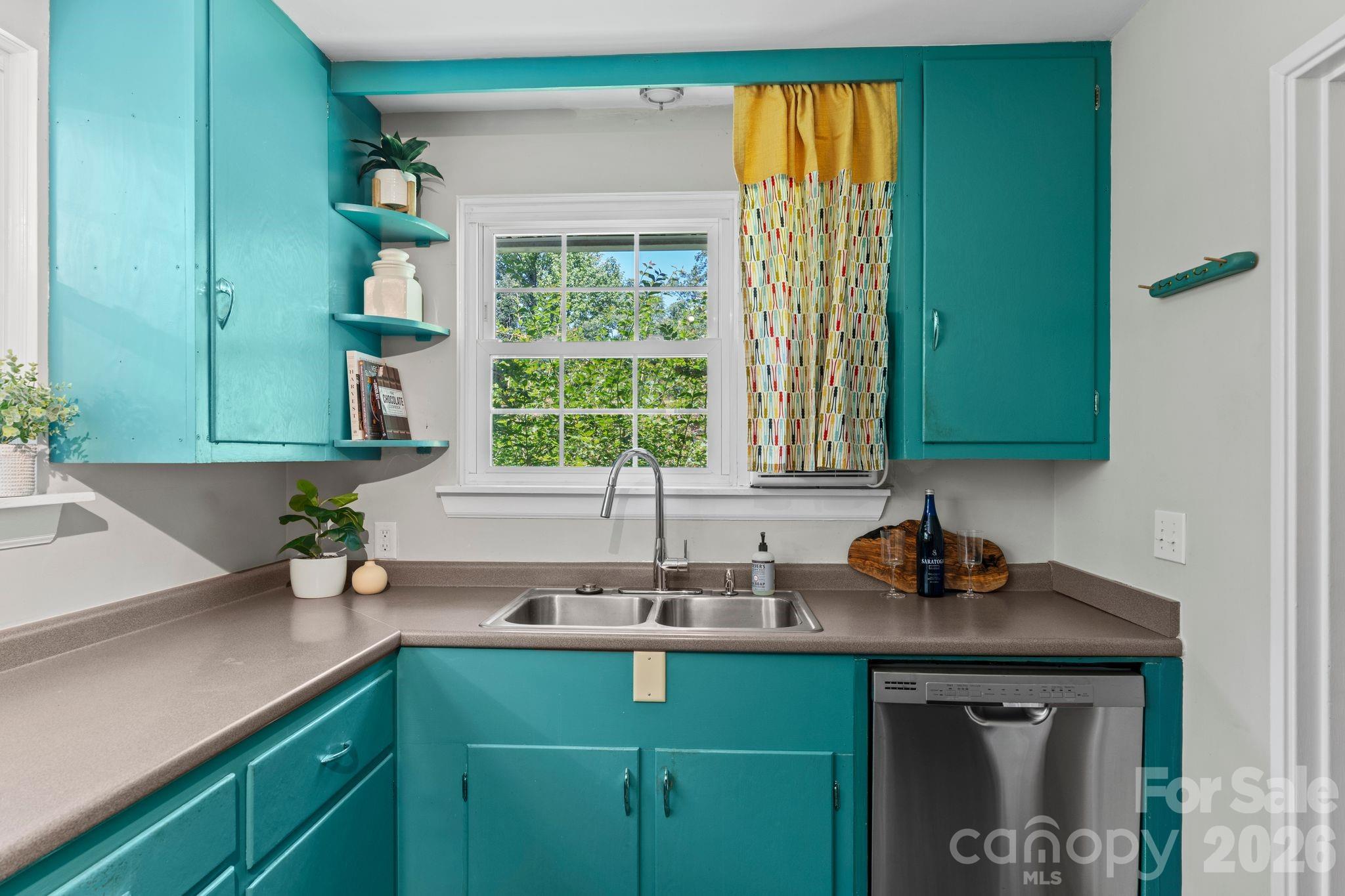 107 Appledore Avenue — Hendersonville