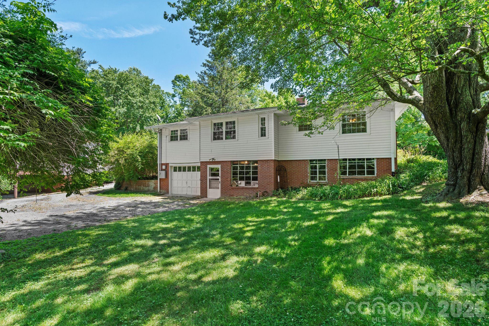 107 Appledore Avenue — Hendersonville