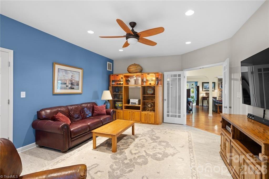 144 Riverside Court — Lexington