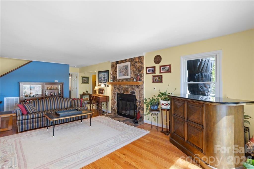 144 Riverside Court — Lexington