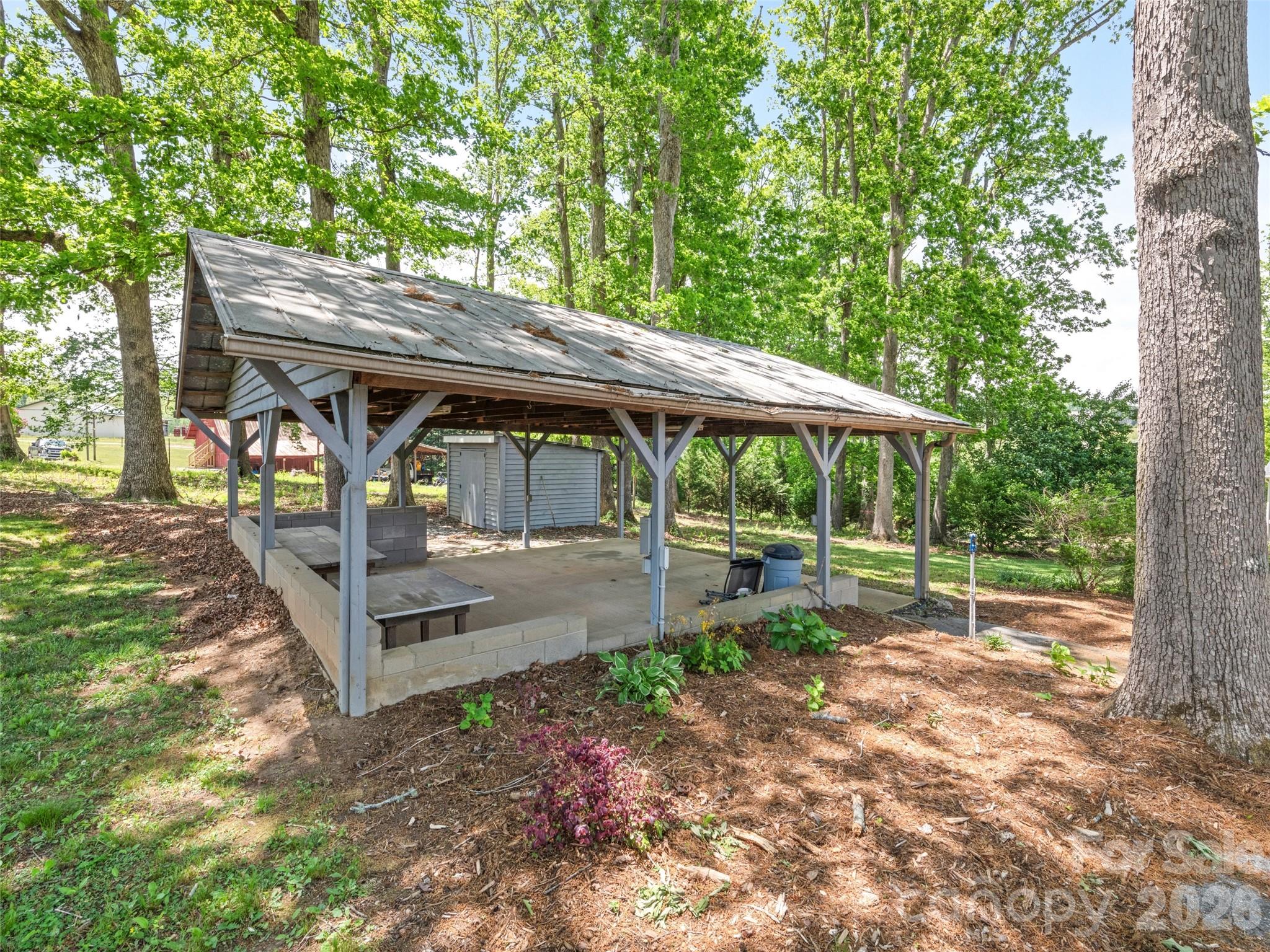 27 Presbyterian Church Road — Mills River