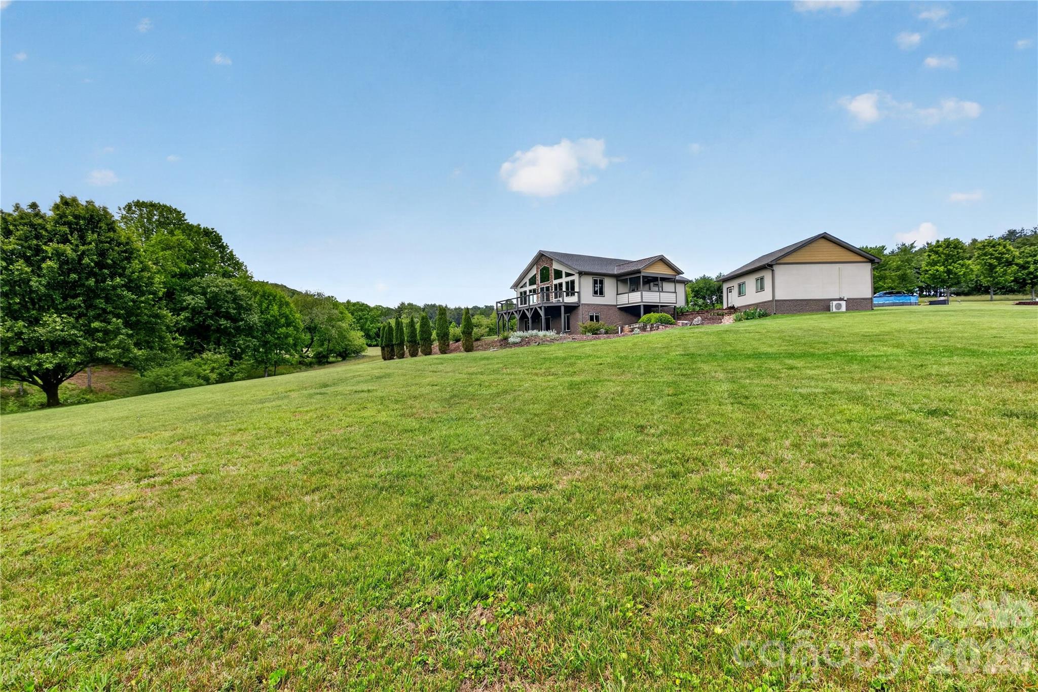141 Round Top Circle — Mills River