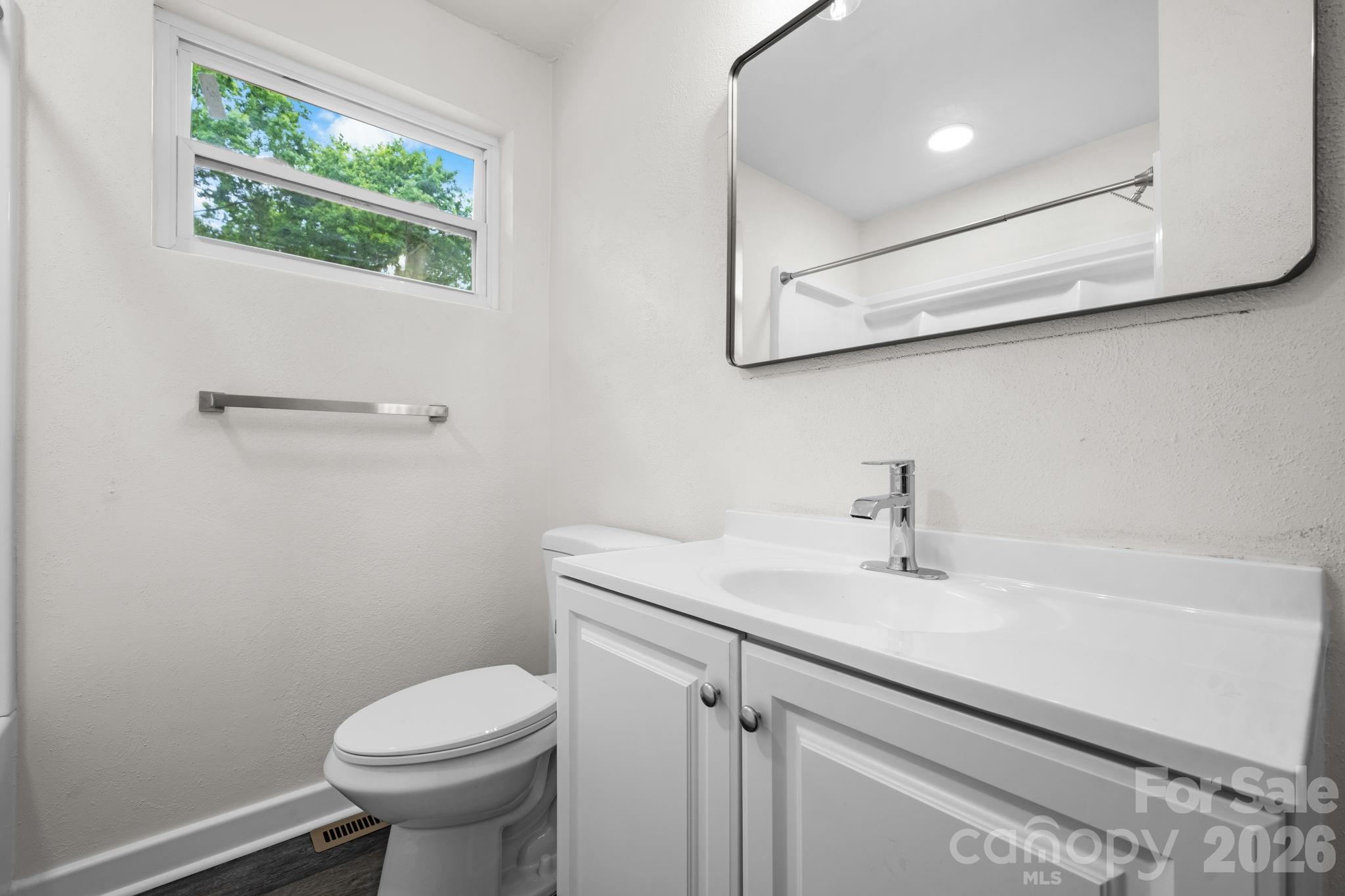 411 20TH Avenue NE — Hickory