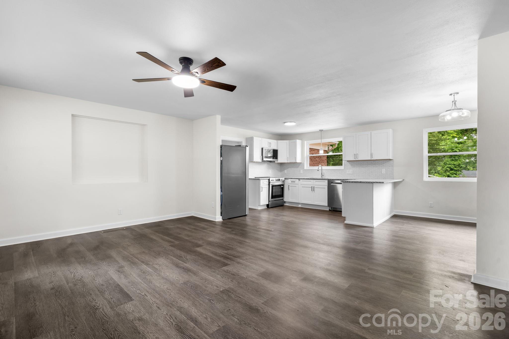 411 20TH Avenue NE — Hickory