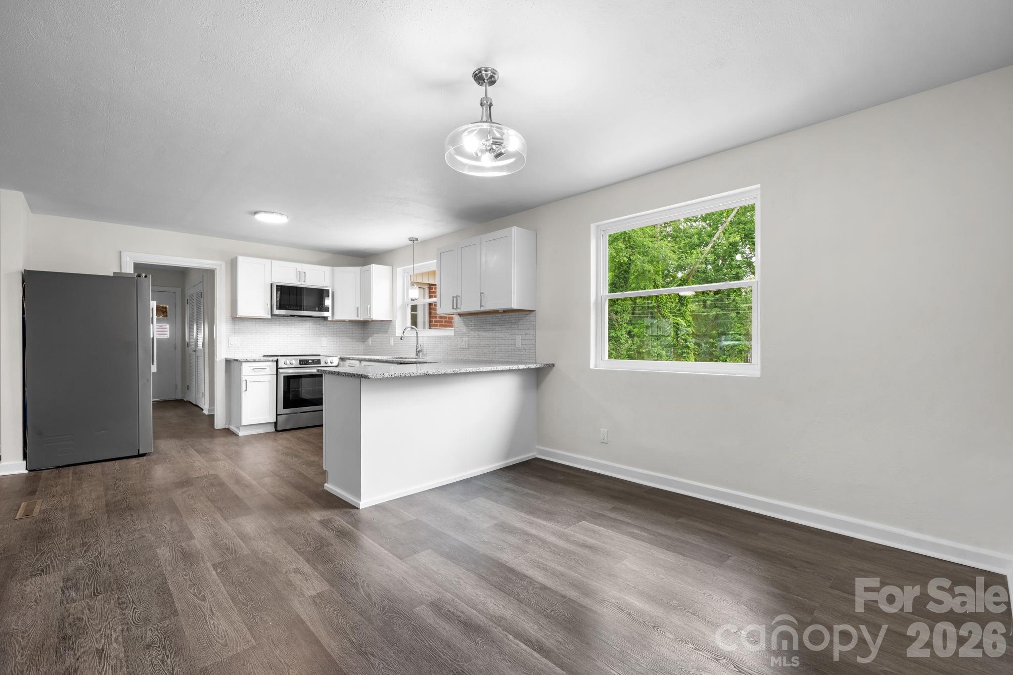 411 20TH Avenue NE — Hickory