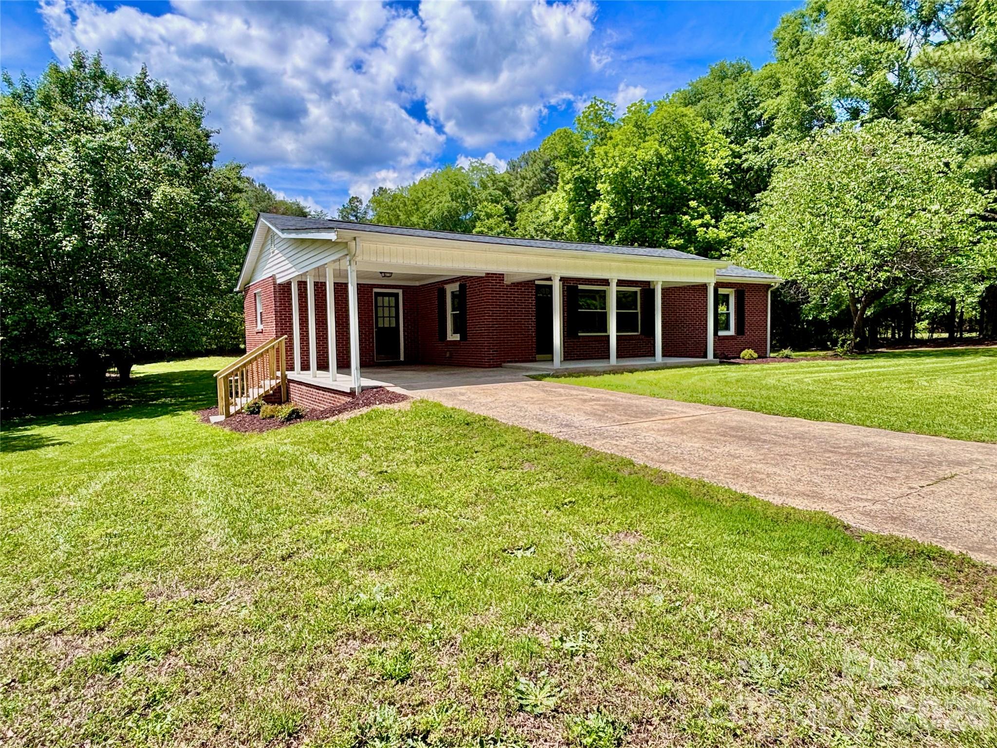 156 Doggett Grove Road — Forest City