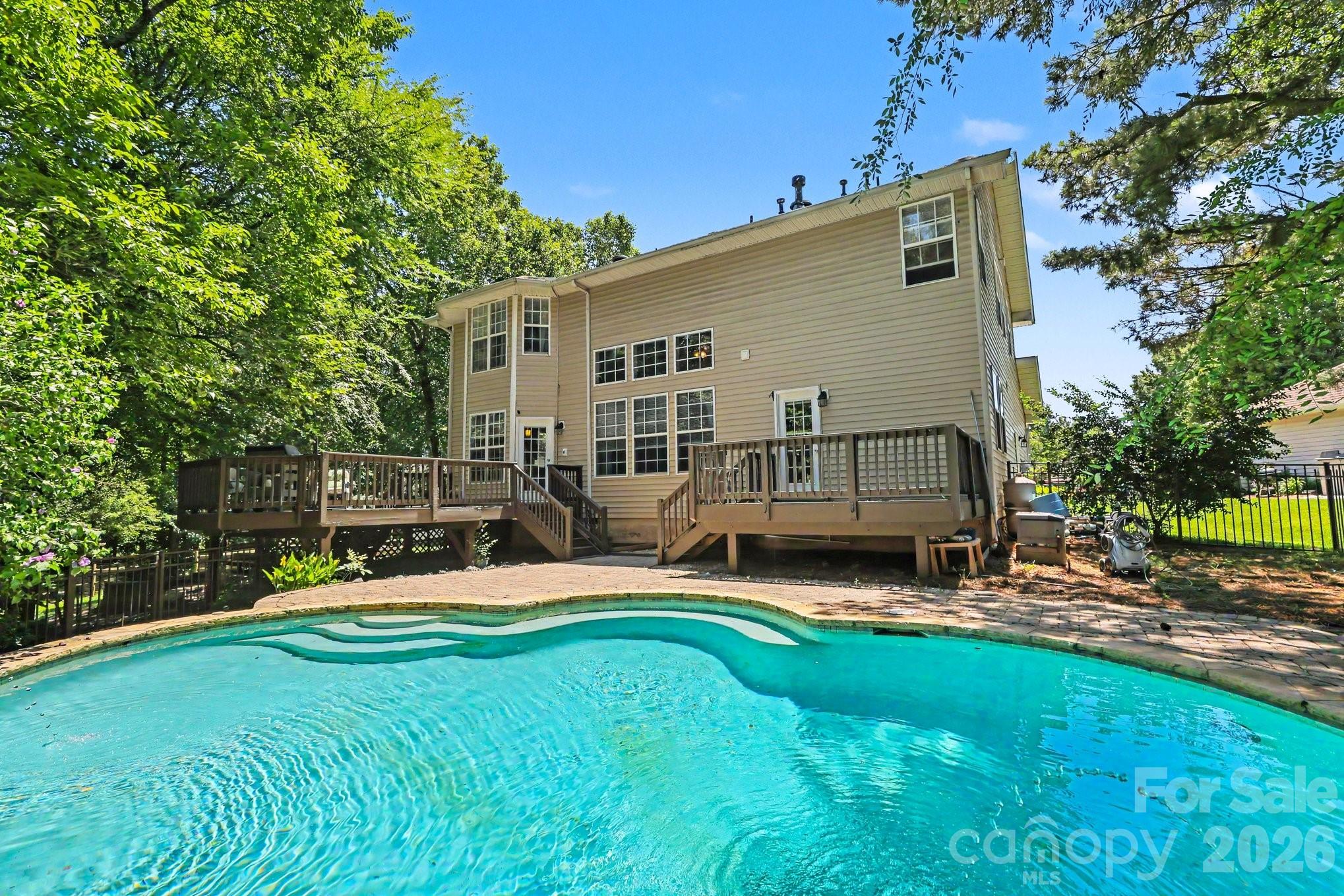 5604 Edgeweir Court — Charlotte