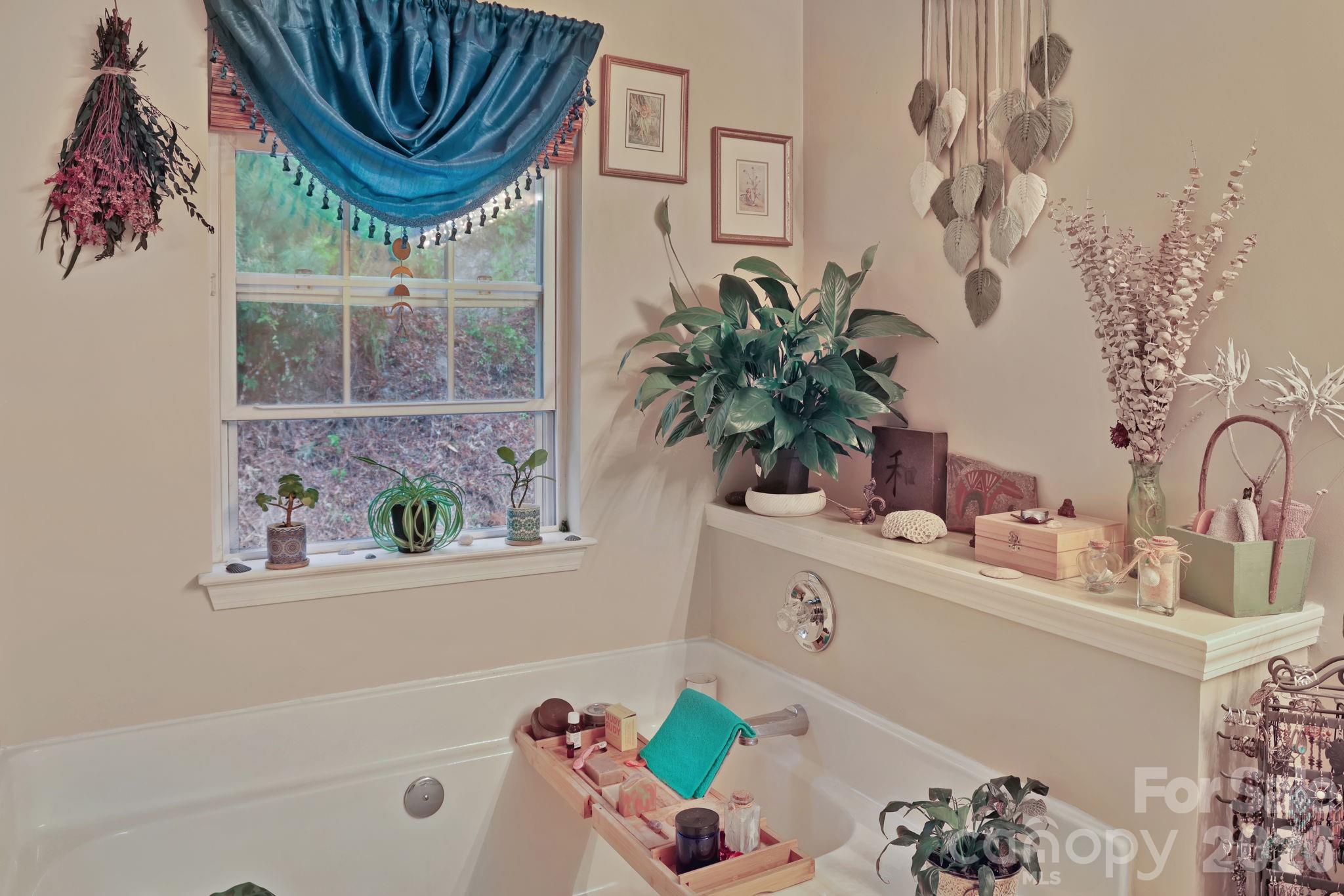 1798 New Stock Road — Weaverville