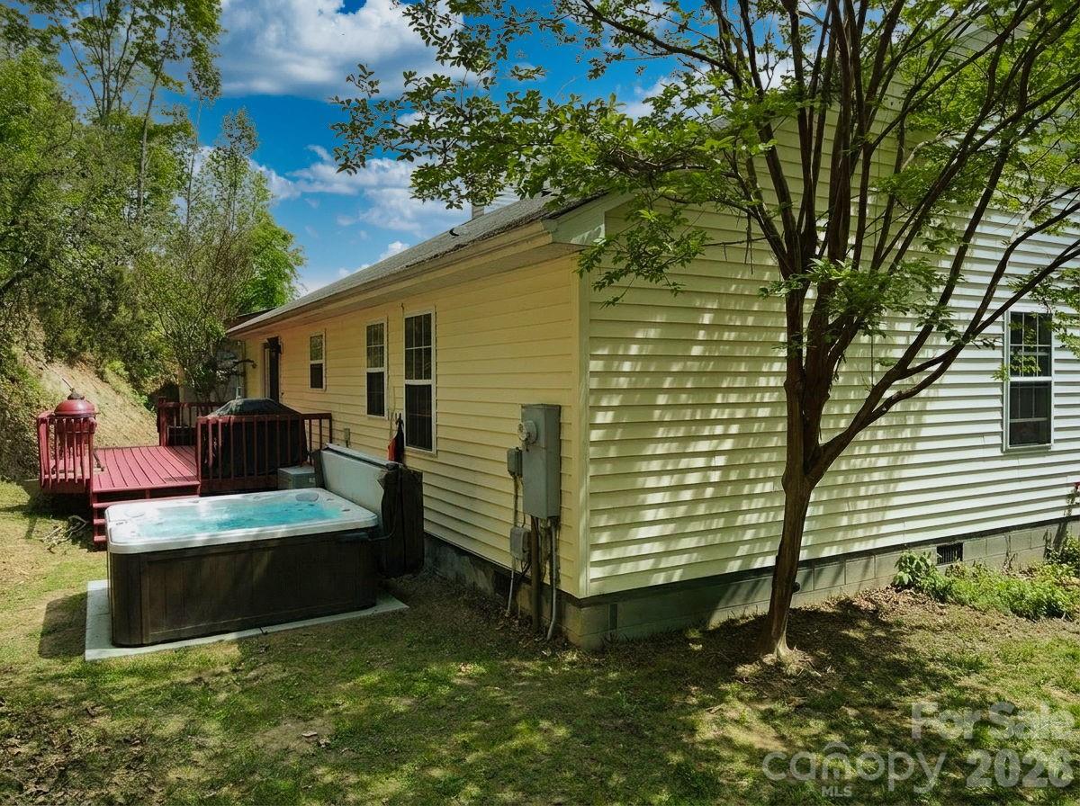 1798 New Stock Road — Weaverville