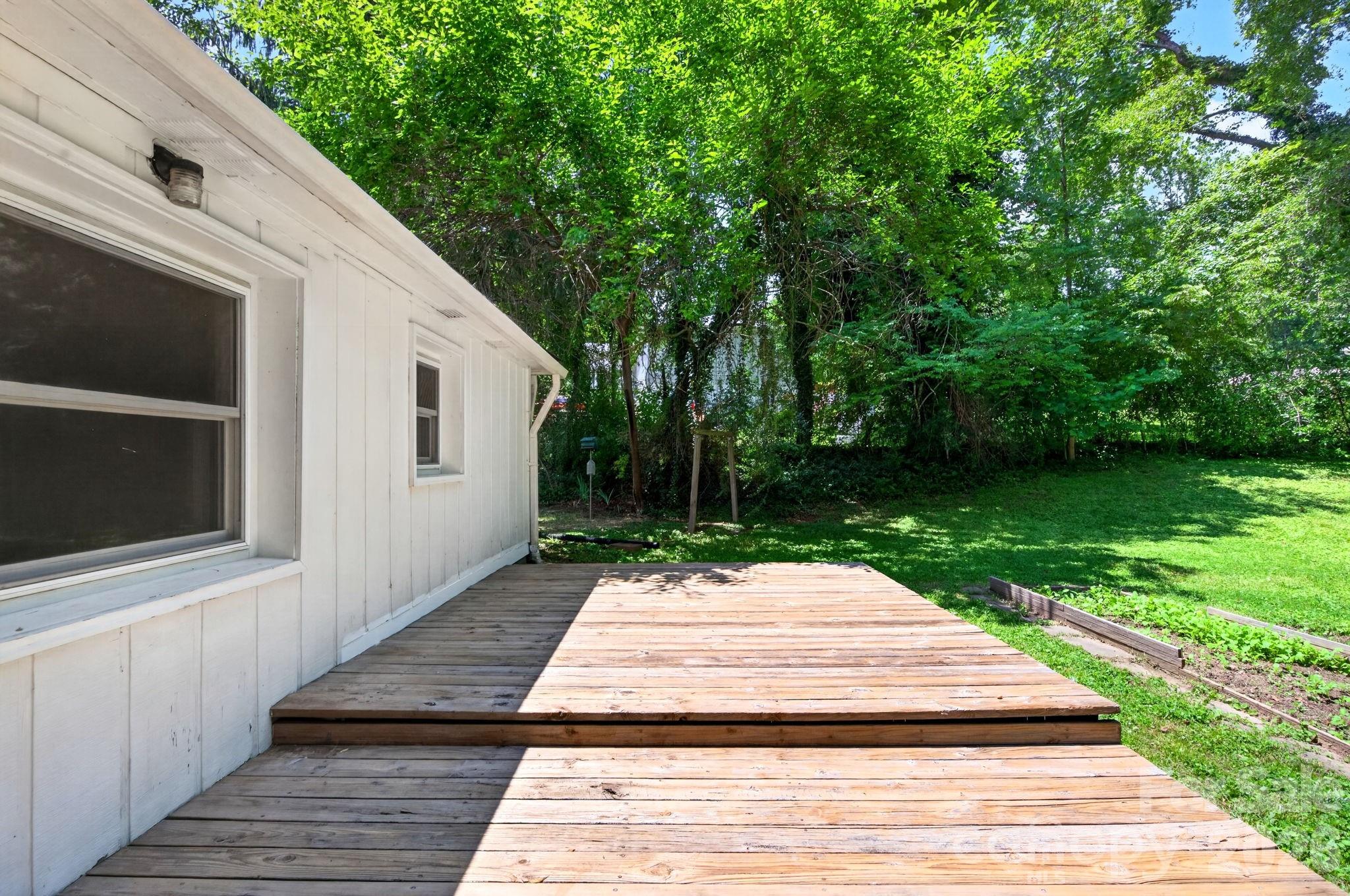 411 Hillcrest Circle — Hendersonville